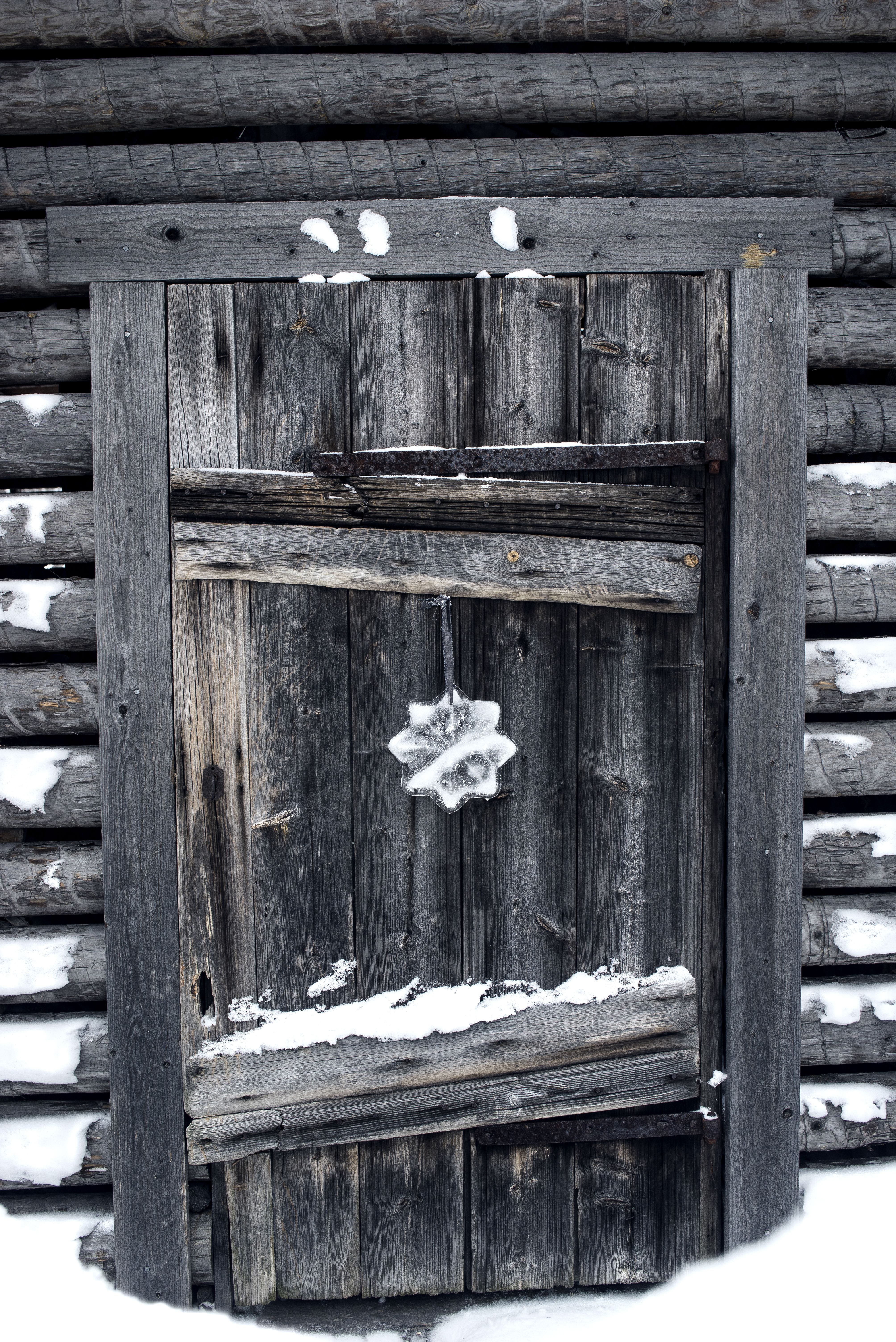 Isosta jäätähdestä saa kauniin ovikoristeen.