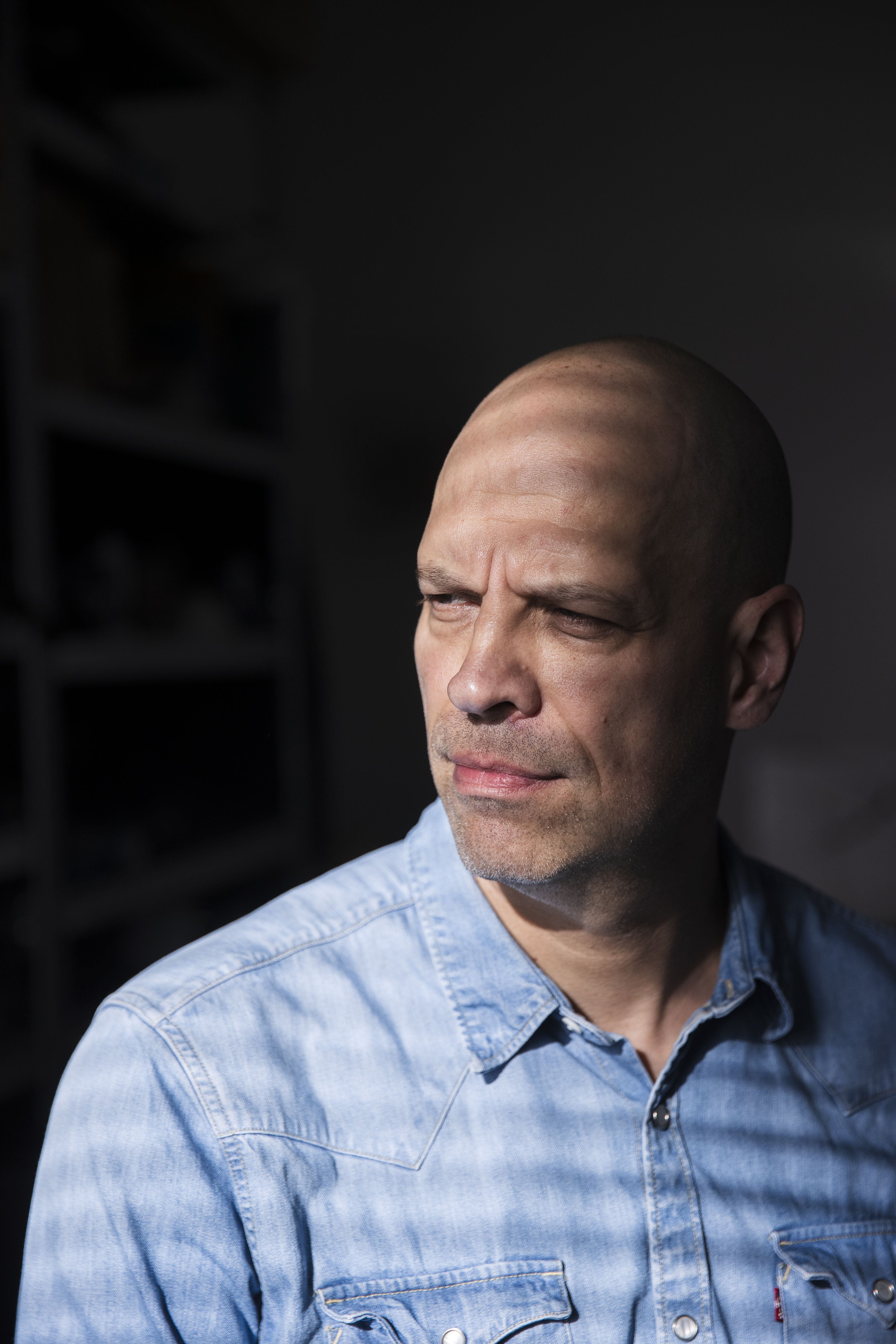 Kun äiti ja isä ovat menneet, kuoleman välissä ei enää ole sukupolvia puskuriksi. ”On se käynyt mielessä, mutta suhtaudun siihen aika asiana vain. Ei minulla ole oloa, että haluaisin olla nuorempi tai että hiekka valuu tiimalasista.”