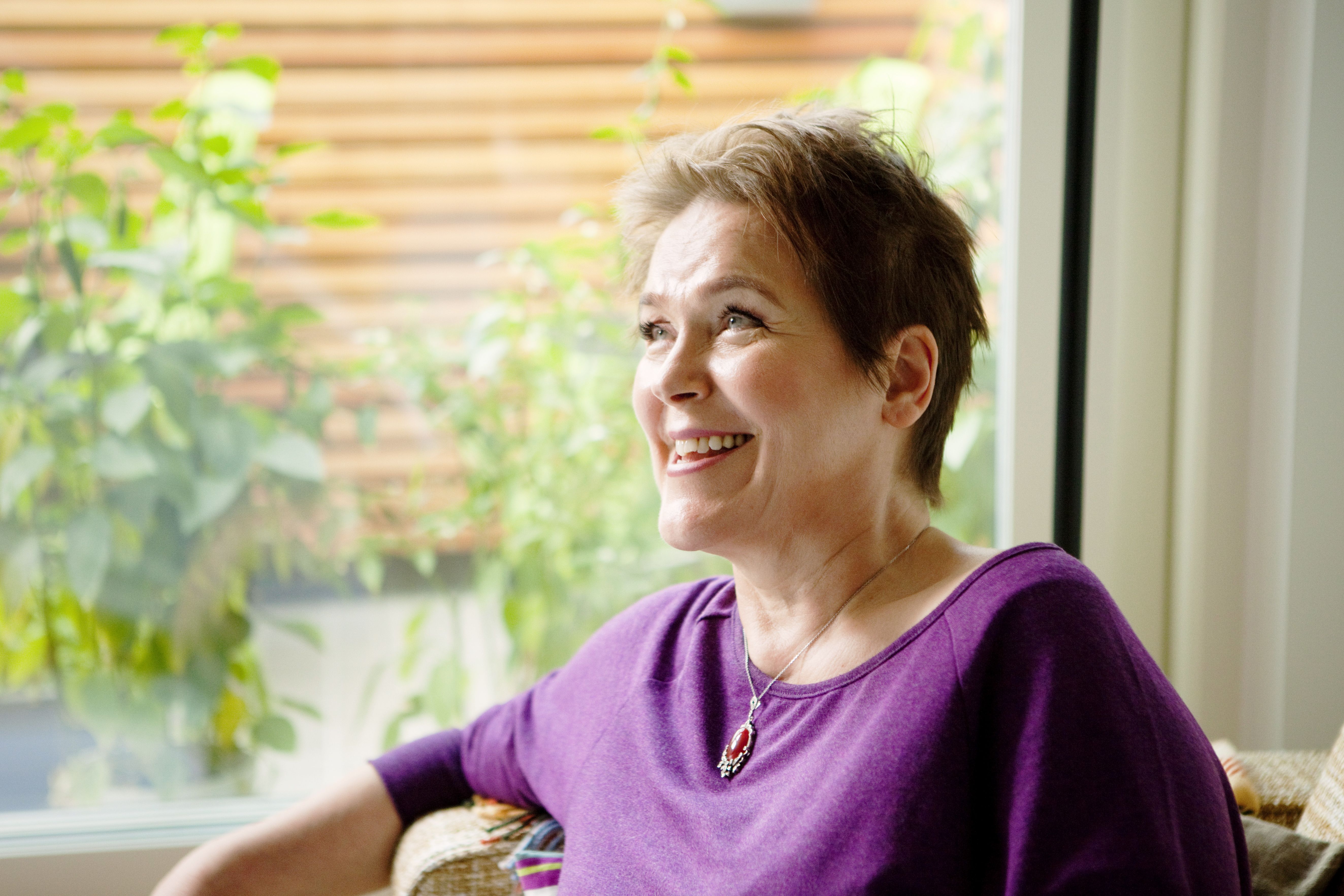 Varpu Tavin mukaan Menoforce Strong -valmisteesta voi olla hyötyä lievistä ja keskivaikeista vaihdevuosioireista kärsiville. Kuva: Sini Pennanen