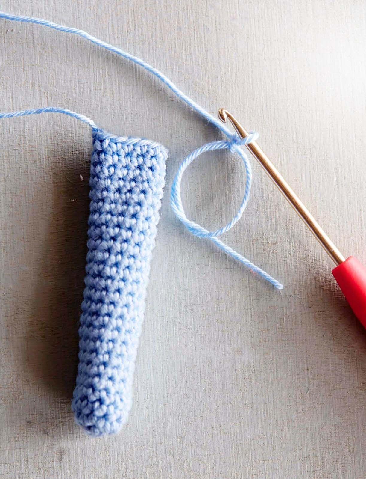 Aloita käsien ja korvien virkkaaminen lankalenkistä, jonka kiristät napakaksi tehtyäsi ensimmäisen kerroksen.