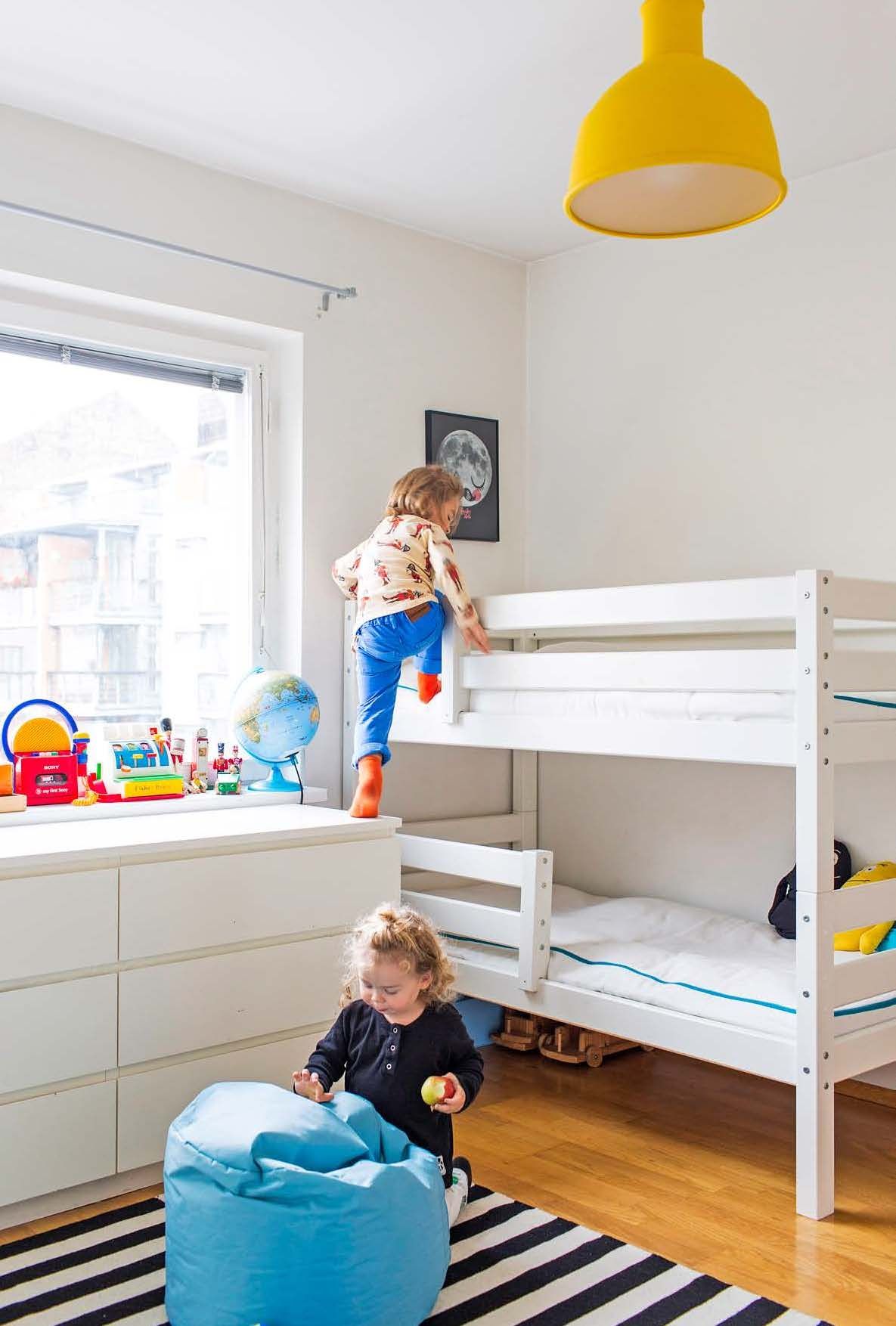 Poikien valtakunta on kokonaan heidän. Kerrossängyn yläpetion Kaapon turvapaikka pikkuveljeltä. Leikkien keskipiste on ikkunanalla oleva lipasto.Vaikka kiipeily on kielletty, laatikot toimivat Elviksen rappusina, kun äidin silmä välttää.