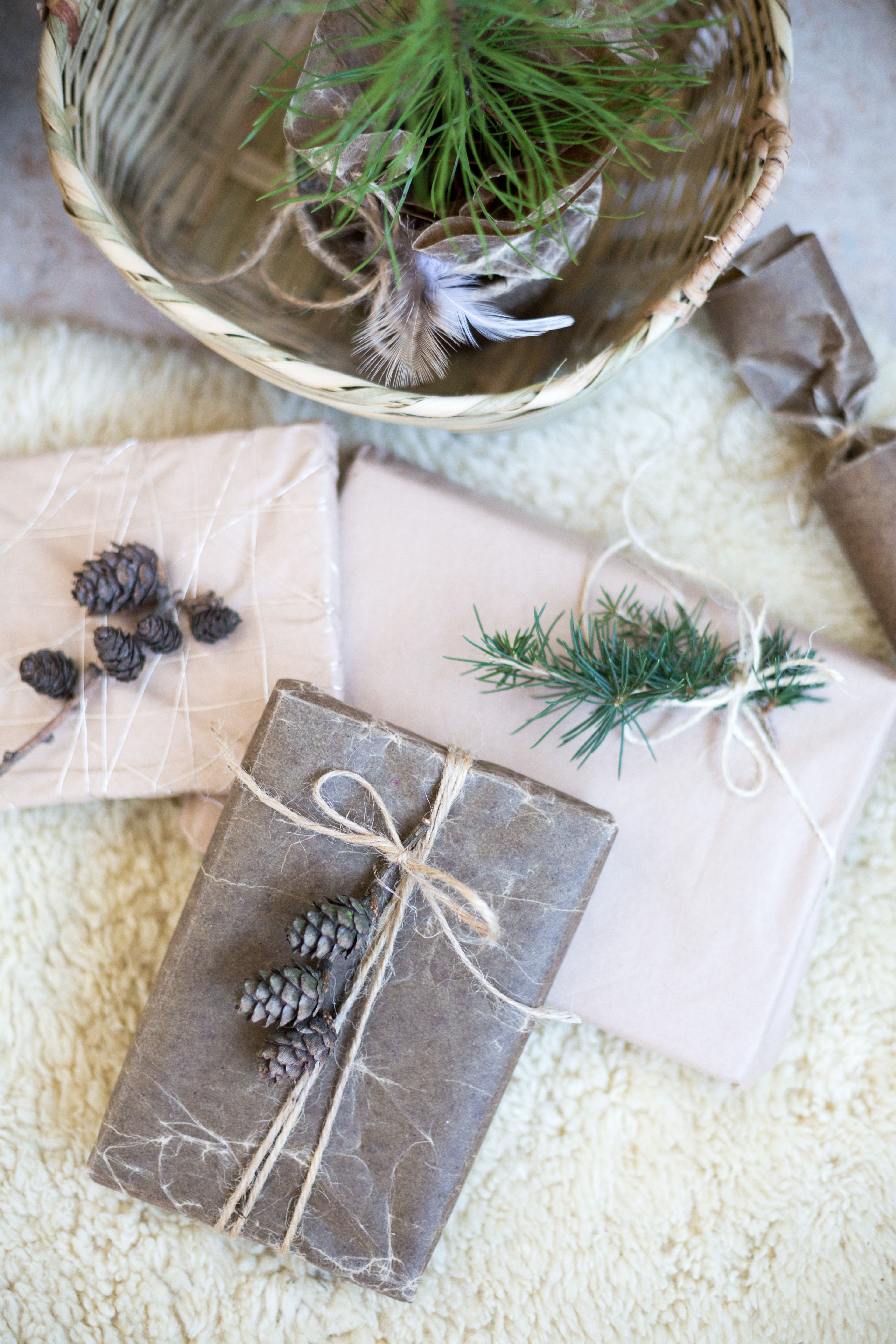 Kiedo lahjapaketit pakkauspaperiin, tai silkki- ja vahapaperiin ja sido hamppunarulla. Koristeeksi sopivat havunoksa, lehtikuusen käpynippu tai sulat.