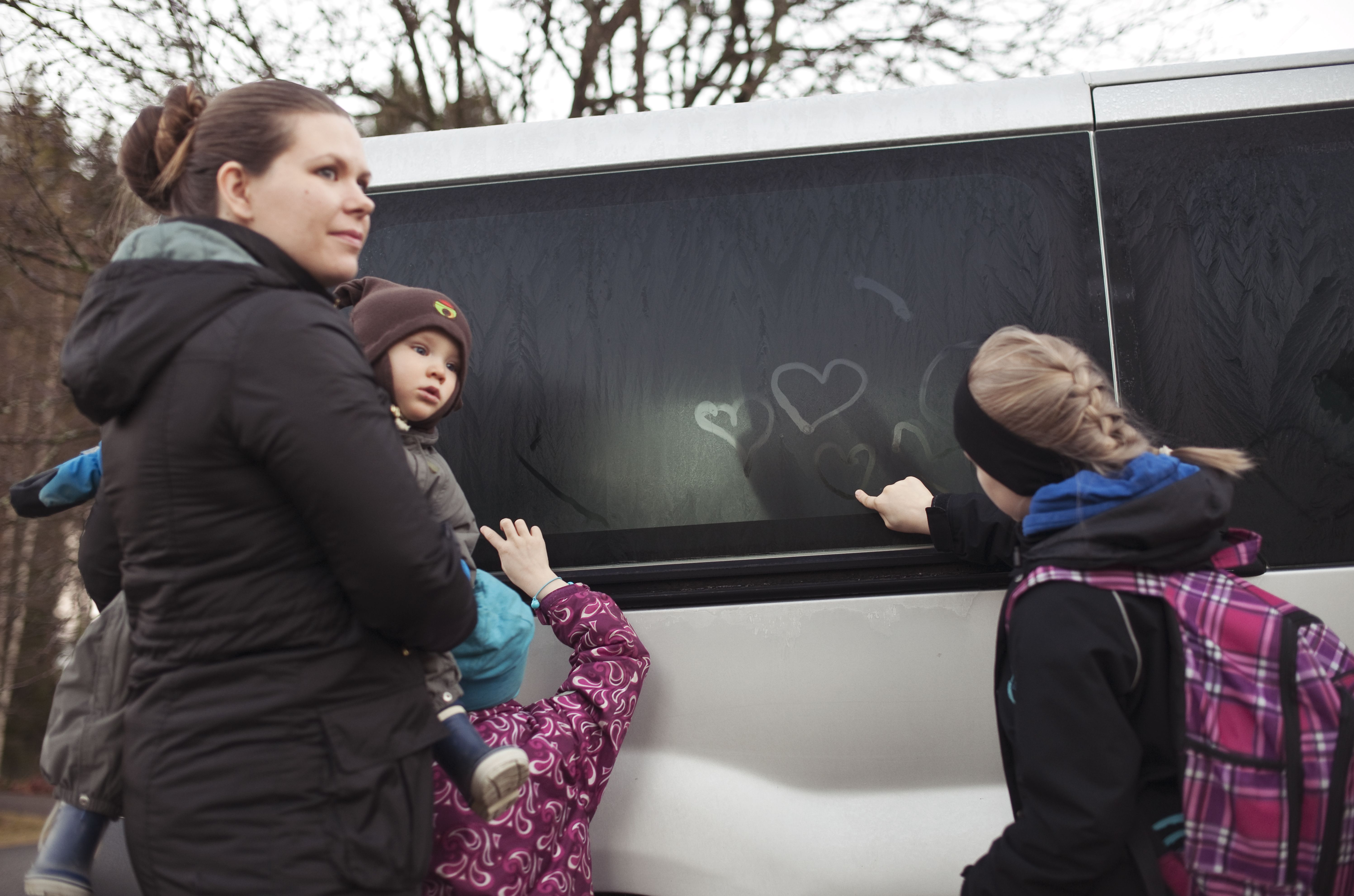 Lapset kannattelevat. On pakko nousta, on pakko levätä.