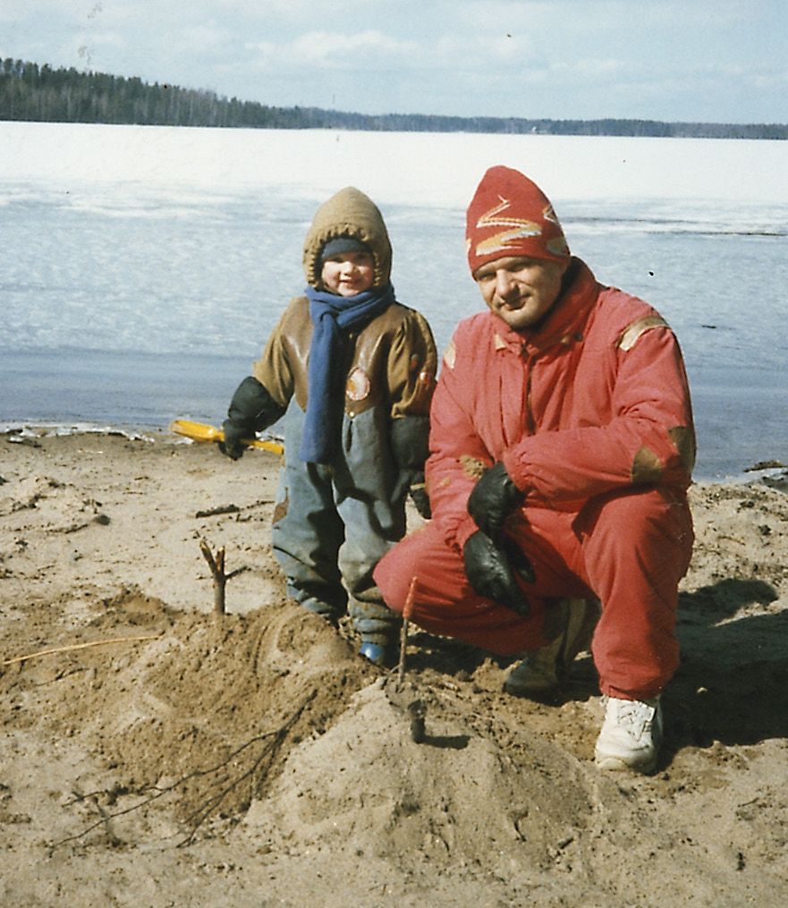Ulkoleikkejä isän kanssa.