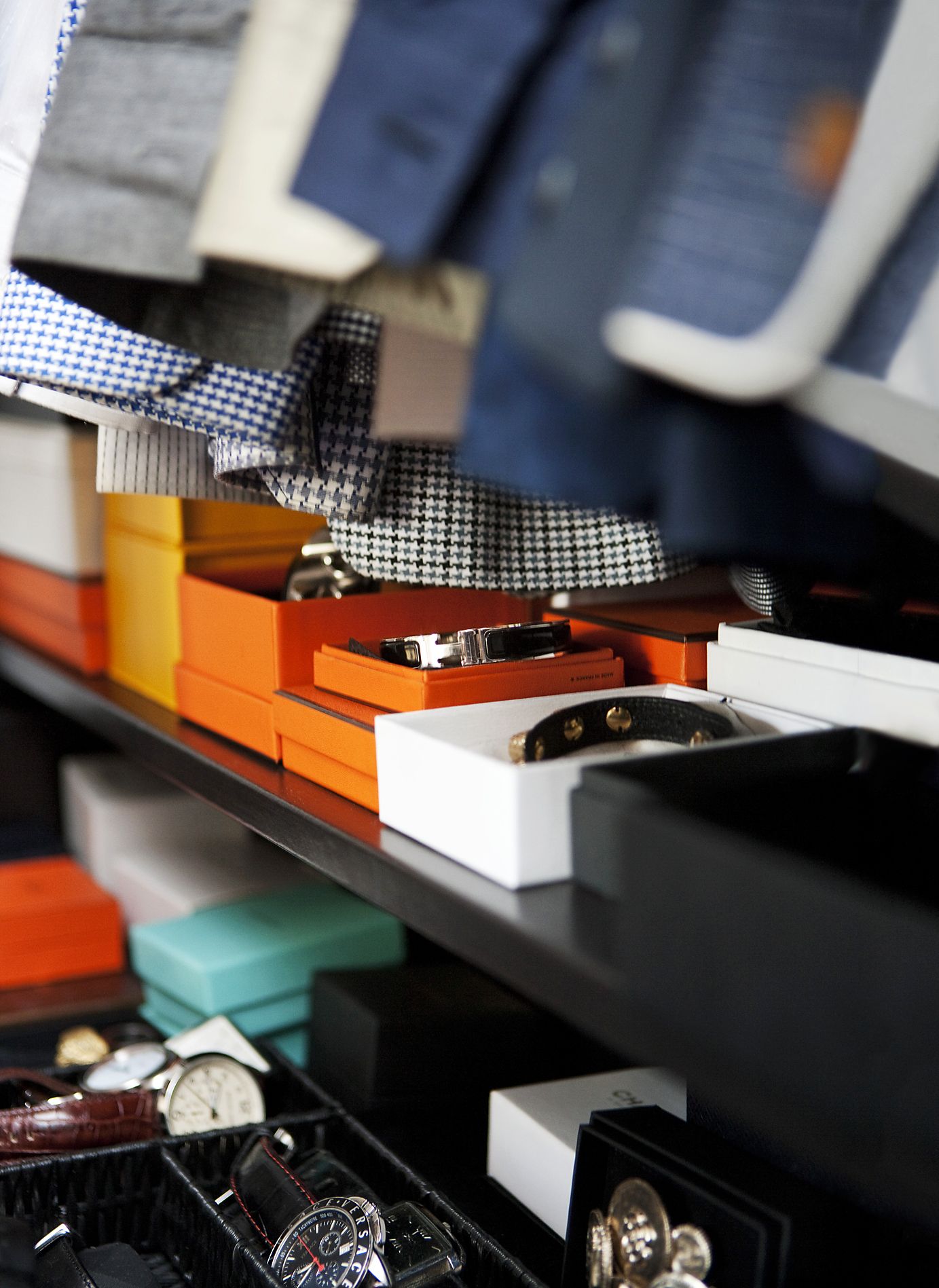 Mikko säilyttää asusteet niiden alkuperäisissä laatikoissa.