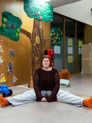 Vilhelmiina Meskanen on tuttu Kirjolla-tv-sarjasta ja työskentelee päiväkodissa. Kuvassa hän istuu jalat levällään lelujen keskellä.