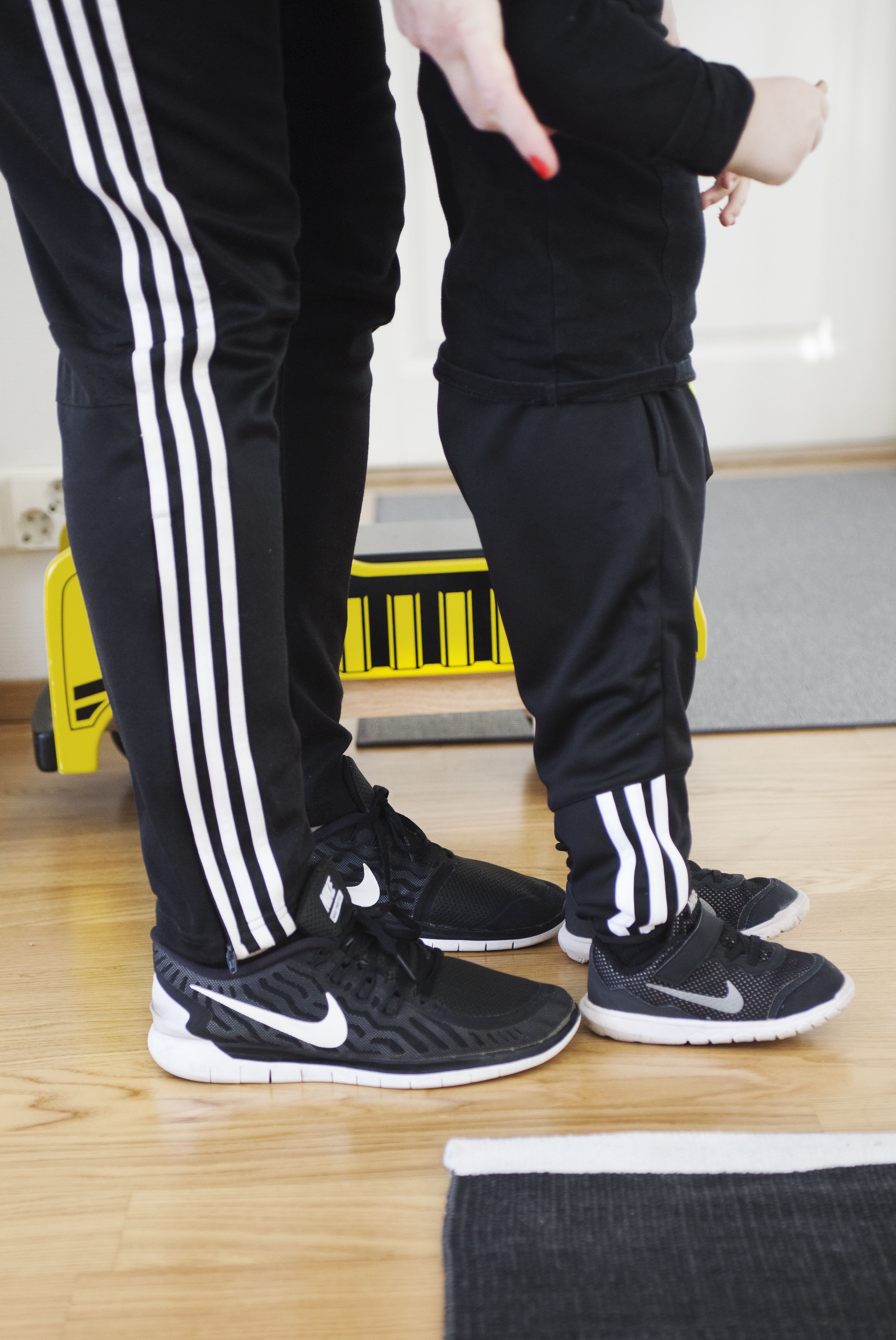 ”Neljä vuotta sitten murtunut jalkani vaivaa yhä, ja lenkkarit ovat oikeastaan ainoat mukavat kengät.” Niken lenkkareita ja Adidaksen verkkareita löytyy lapsille ja aikuisille.