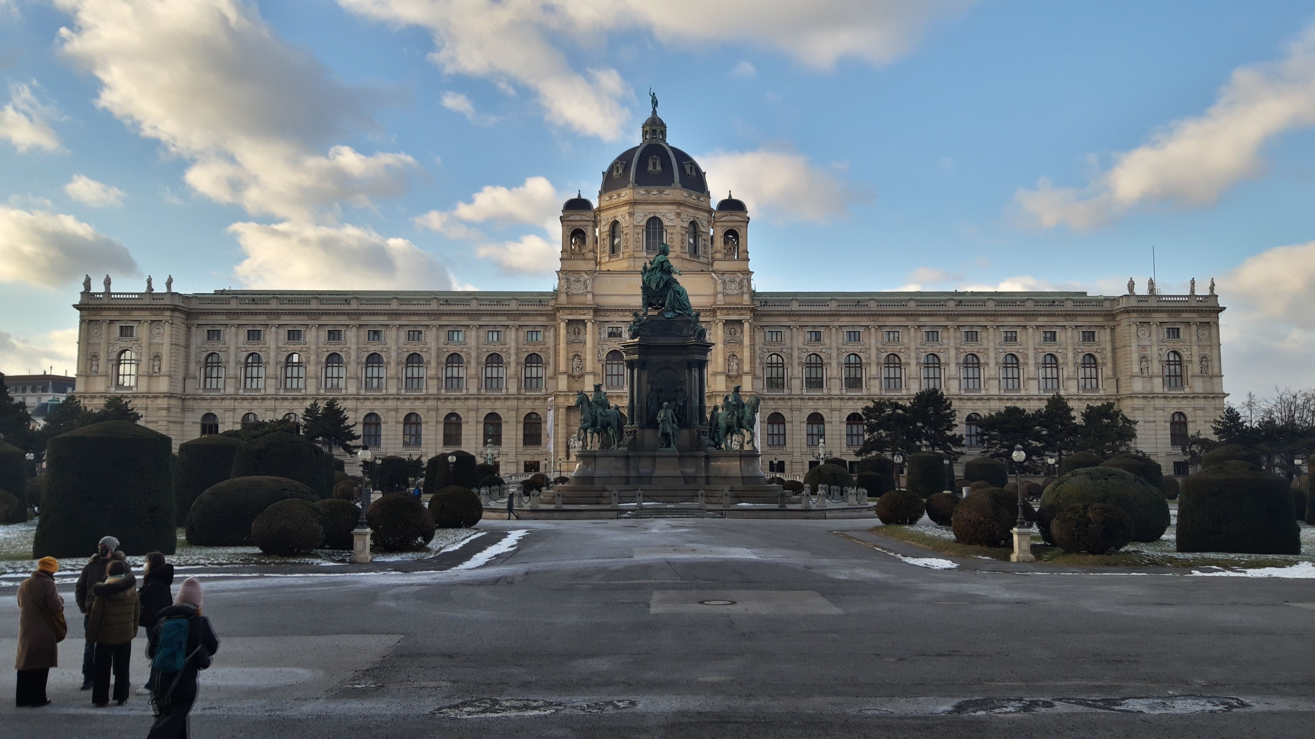 <macro_left>”Luonnontieteellinen museo on myös huikea palatsi. Kannattaa katsoa myös koristeellisia kattoja!”