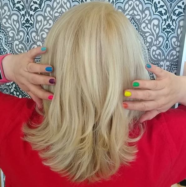 Sirpa kampaajalla. Instagramissa #kesätukka # sisäinenblondi #vapaapäivä #kesä2019.