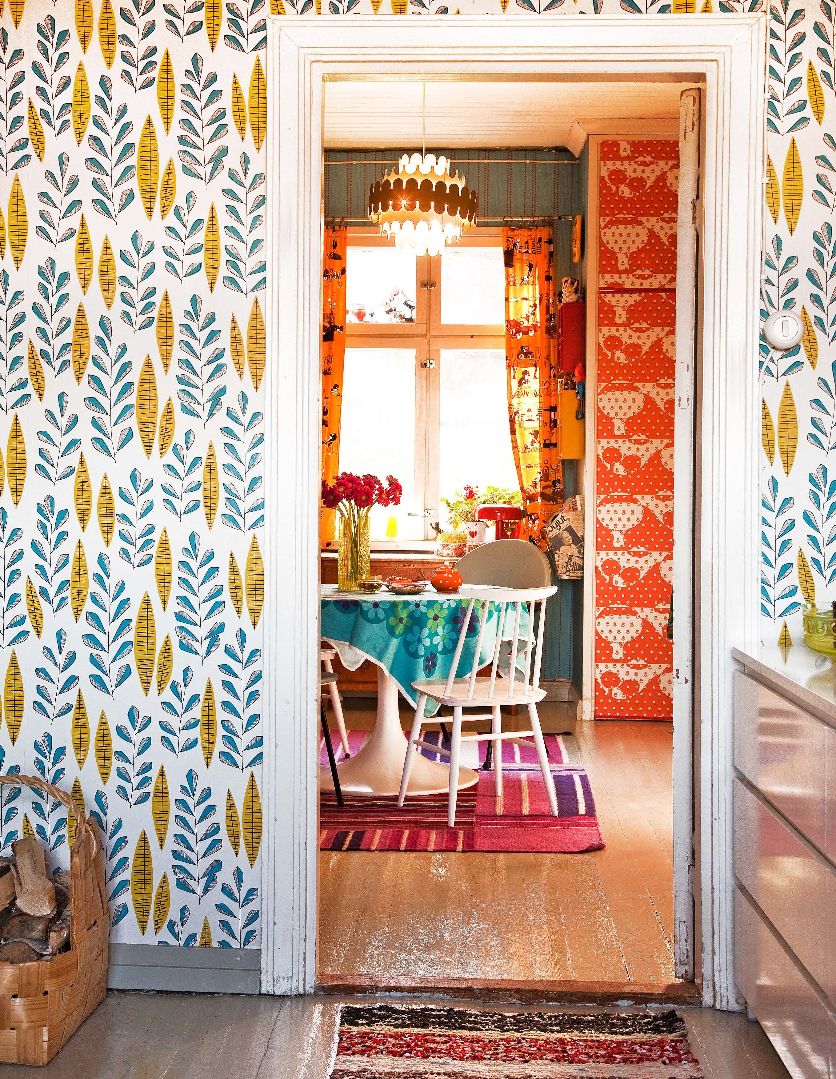 Lautalattiat, räsymatot ja Seinäruusu-liikkeestä hankittu MissPrint-malliston Garden City -tapetti (etualalla) sopivat saumattomasti yhteen.