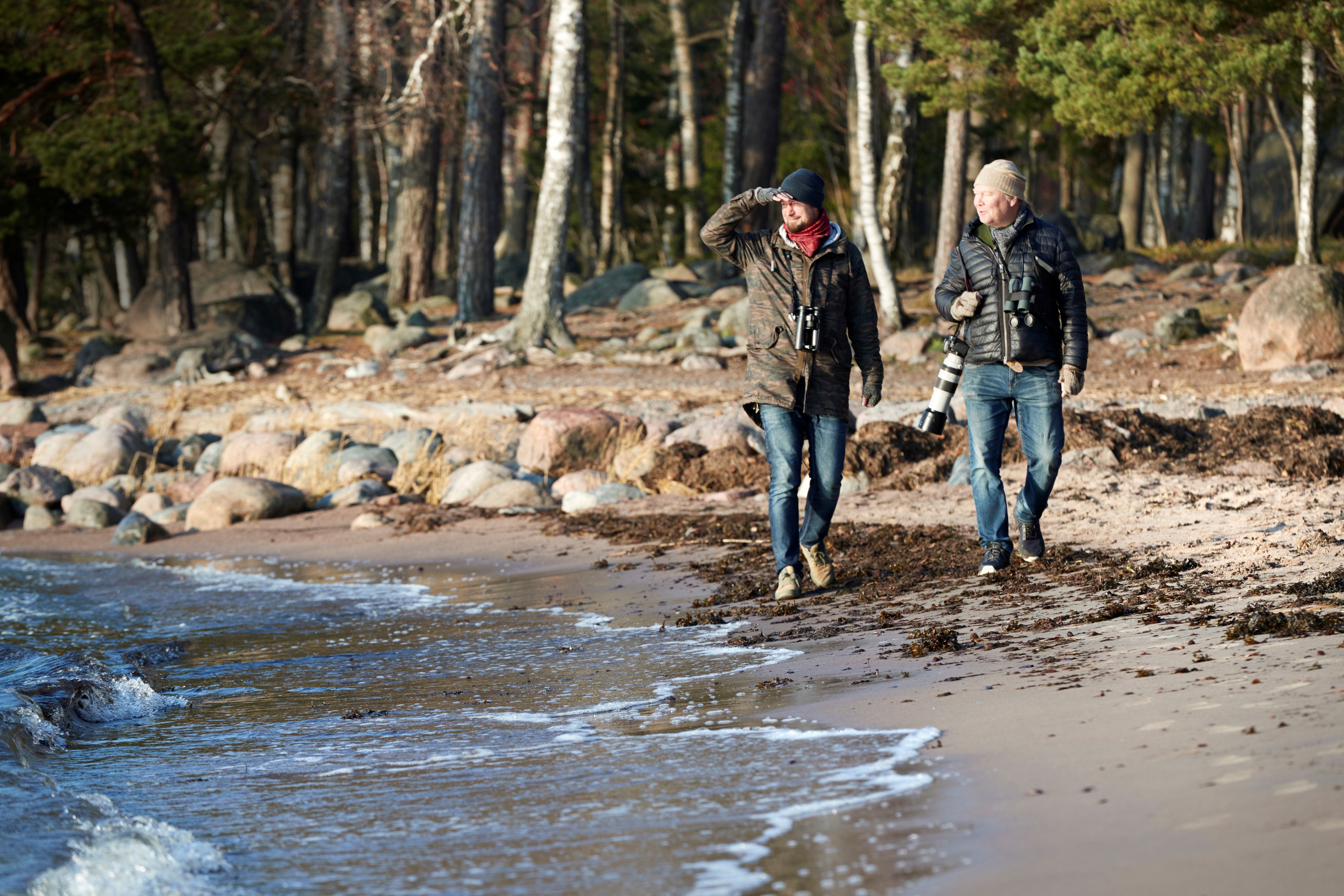”Jokainen Tuukan ystävistä tunsi hiukan erilaisen Tuukan, ja kaikki versiot Tuukasta olivat yhtä totta”, Jarkko (vas.) sanoo. Hän ja Juha kävelevät Tuukalle tärkeissä maisemissa Lauttasaaren rannassa Helsingissä.