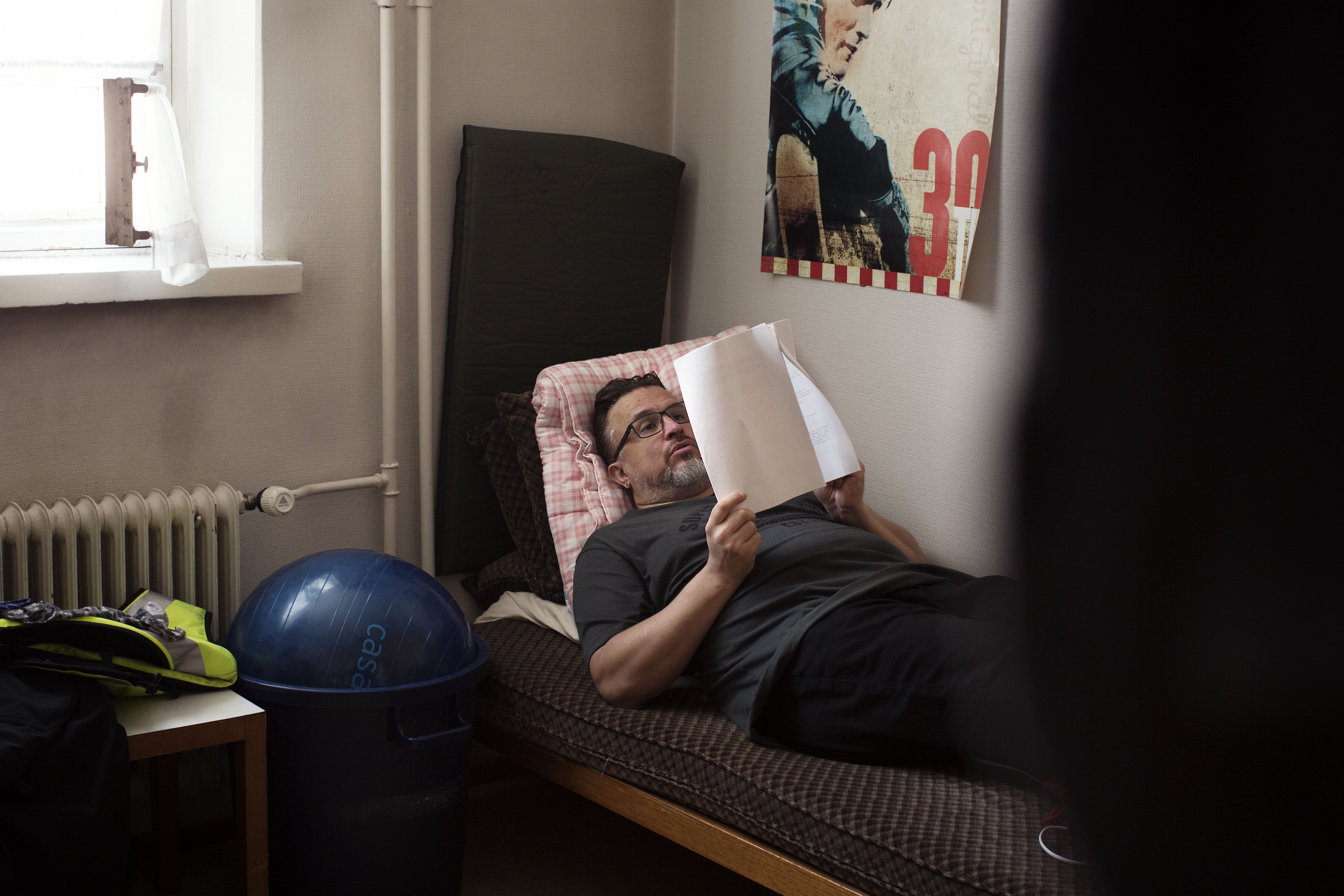 Pukuhuoneessaan Kansallisteatterissa Kristo keskittyy. ”Pöpötän tekstiä yksin ääneen.”