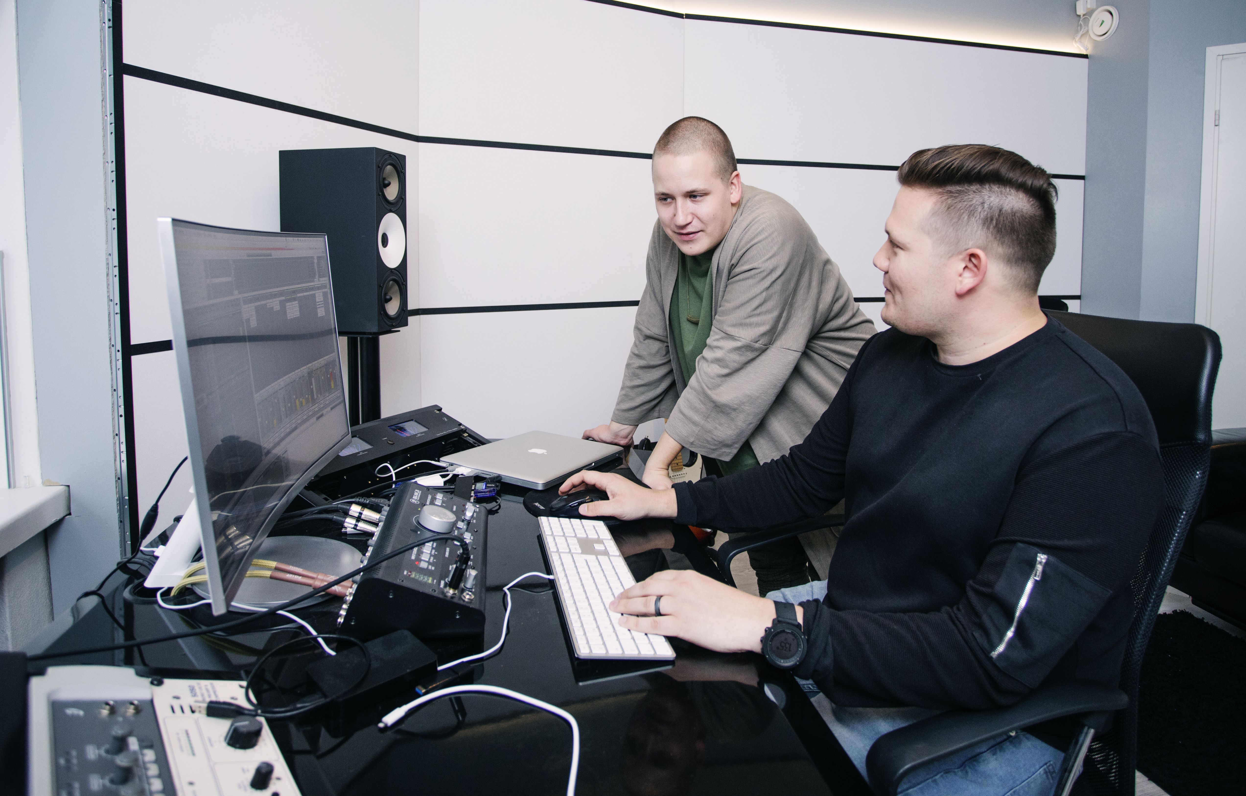 Kun Nikke tapasi ensimmäistä kertaa tuottajansa Henkka Lanzin, hän tunsi "järjetöntä kunnioitusta". 