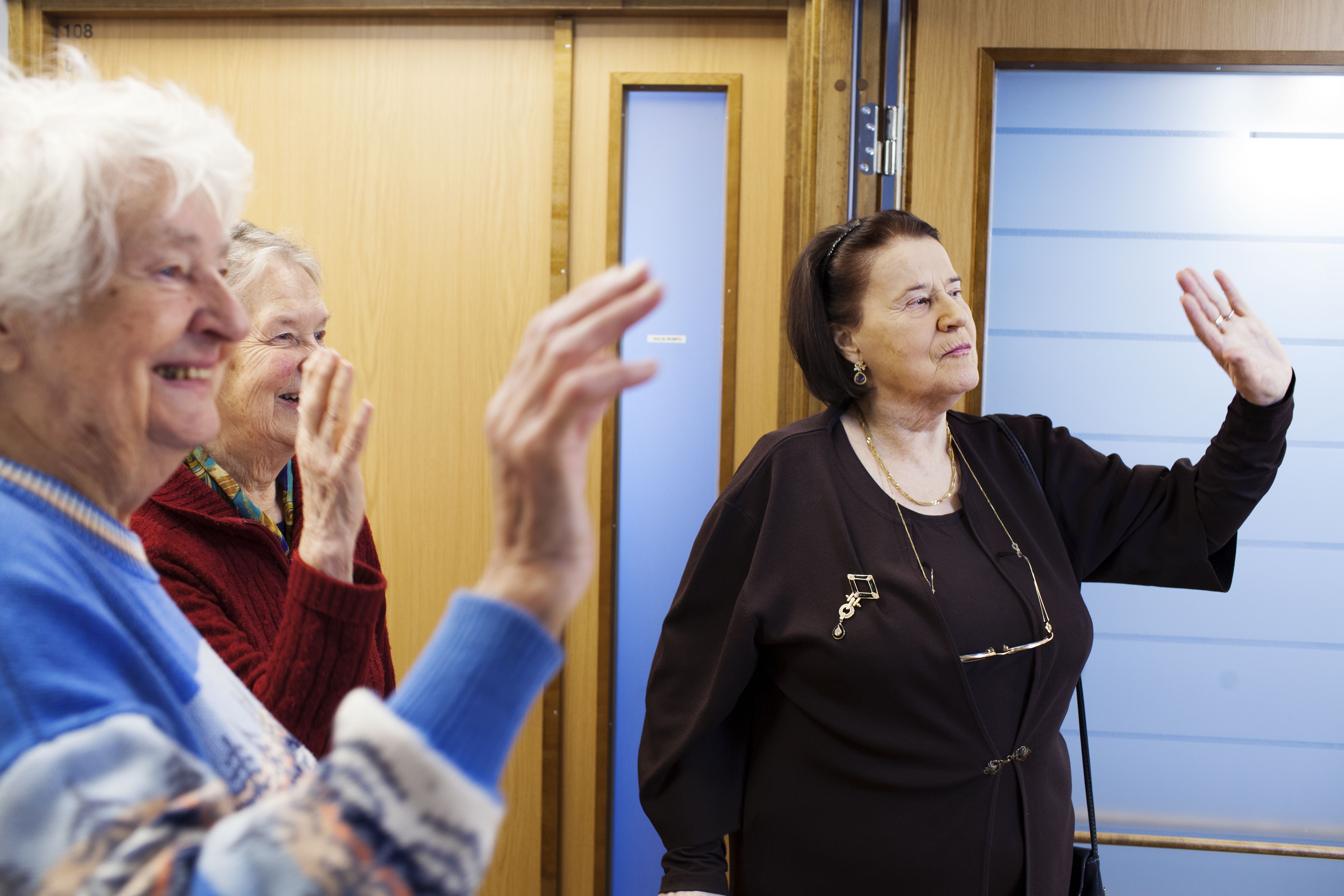 Helmi Lempiö, Marja-Leena Laitinen ja Irma Rintala vilkuttavat alpakalle. Nähdään taas!