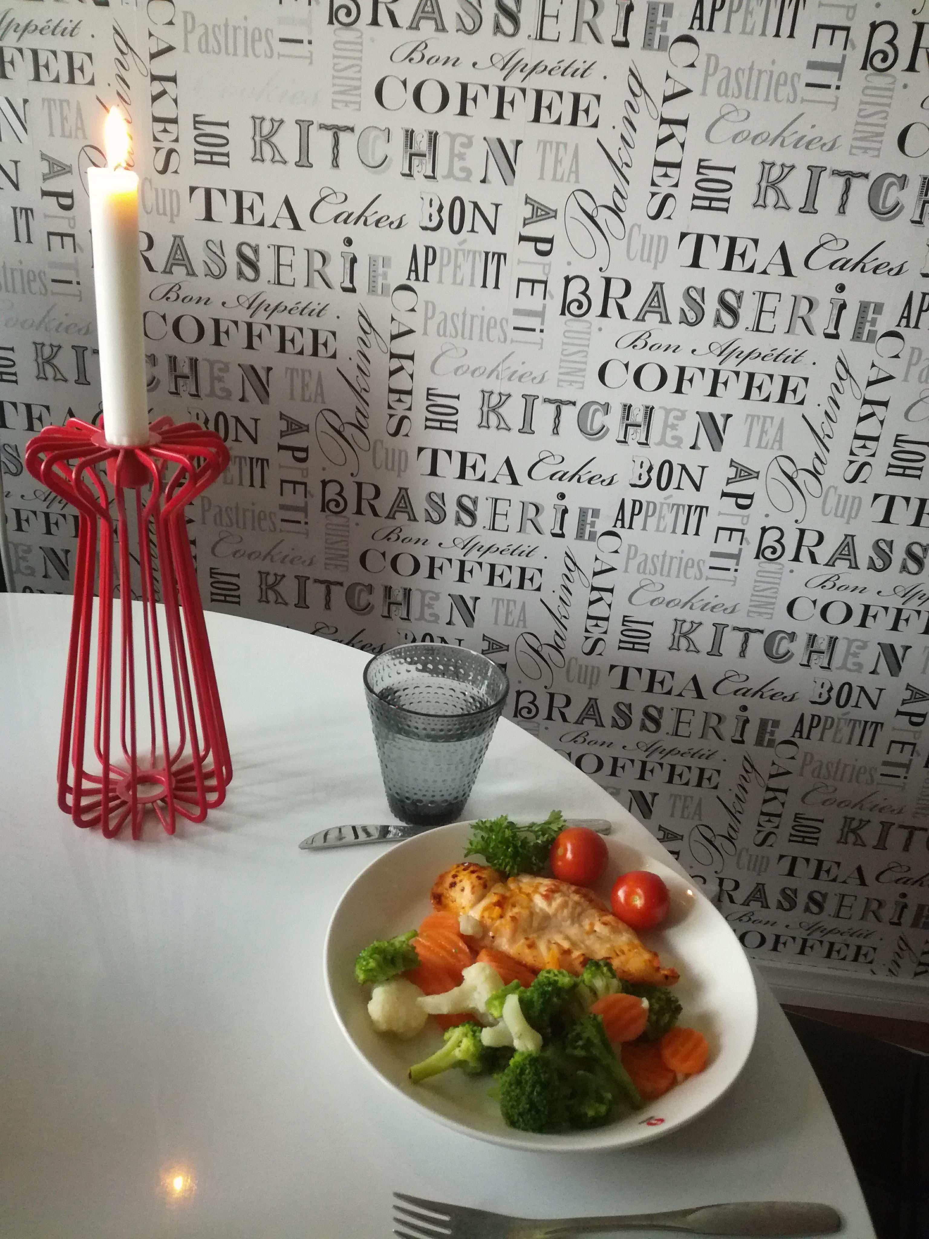 ”Yksi tavallinen ruokani on broileri ja uunikasvikset. Teen ruuista hiukan erilaisia versioita lapsille erilaisten tarpeiden mukaan.”