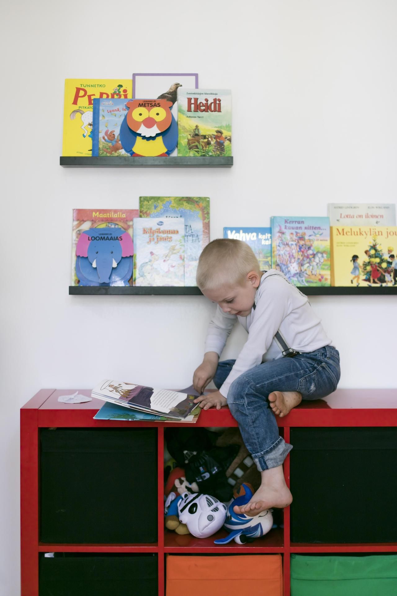 Tauluhylly toimii kirjahyllynä, josta ketterä Rafael hakee itse kirjansa.