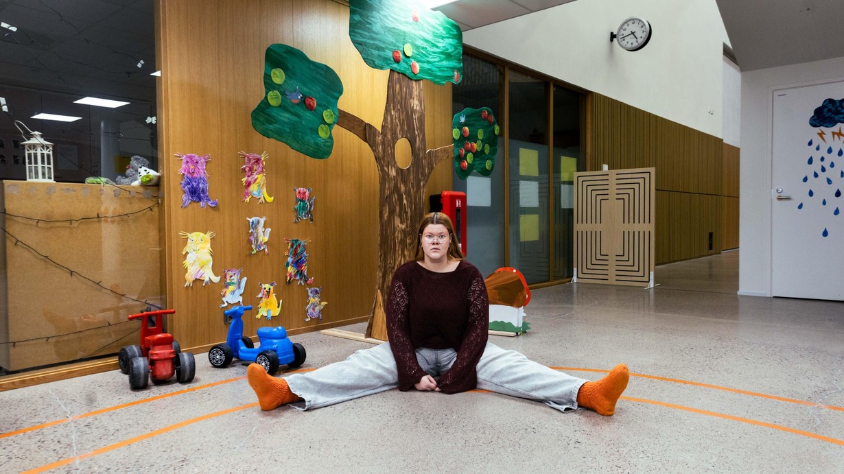 Vilhelmiina Meskanen on tuttu Kirjolla-tv-sarjasta ja työskentelee päiväkodissa. Kuvassa hän istuu jalat levällään lelujen keskellä.
