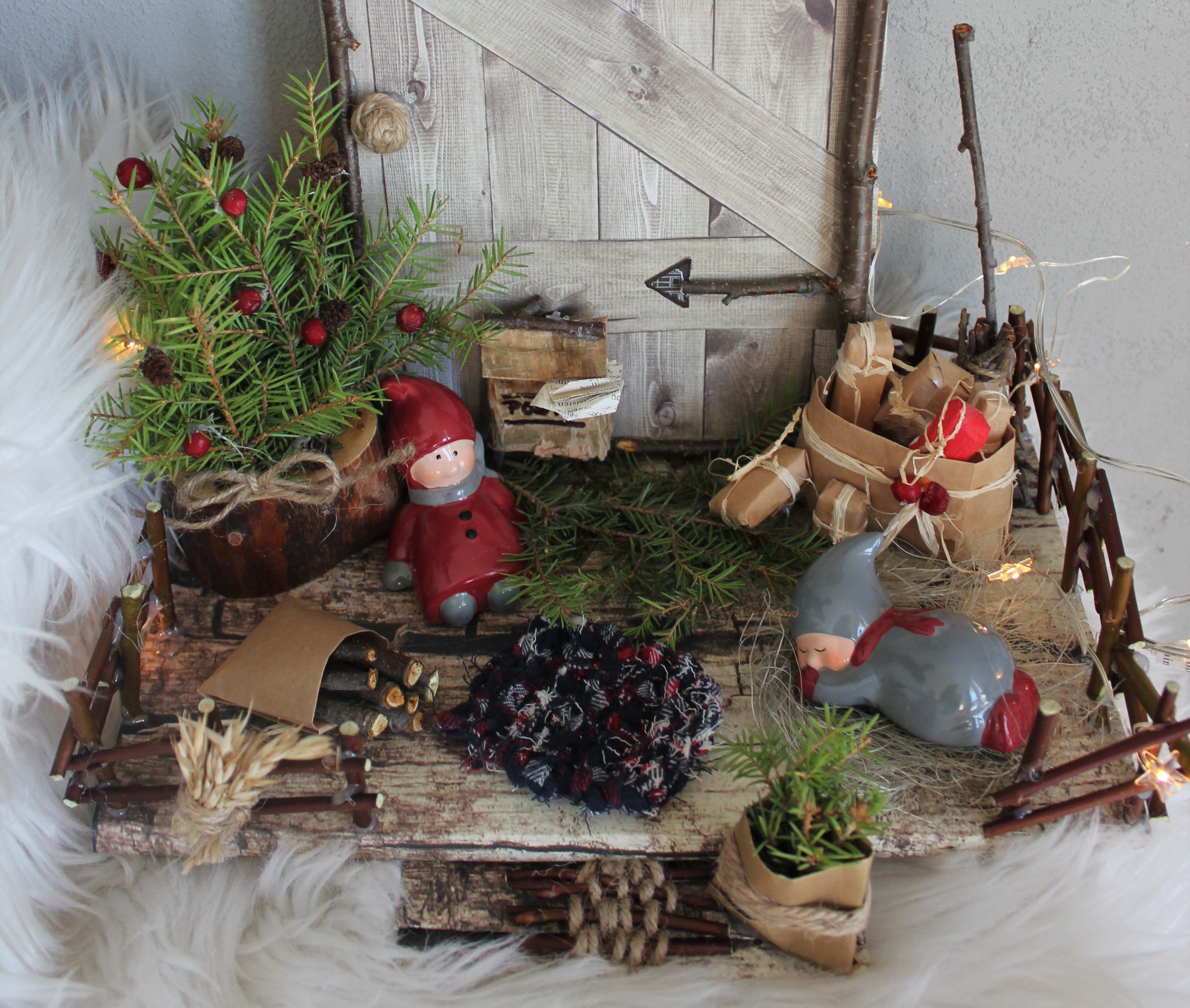 Tontut ovat kovin väsyneitä näin joulun alla, joten tein puupalikasta, kuusen oksista ja pihlajanmarjoista toiselle tontulle nojaamispaikan. Toinen kovasti uurastanut tonttu pääsi meriheinän päälle lepäilemään.