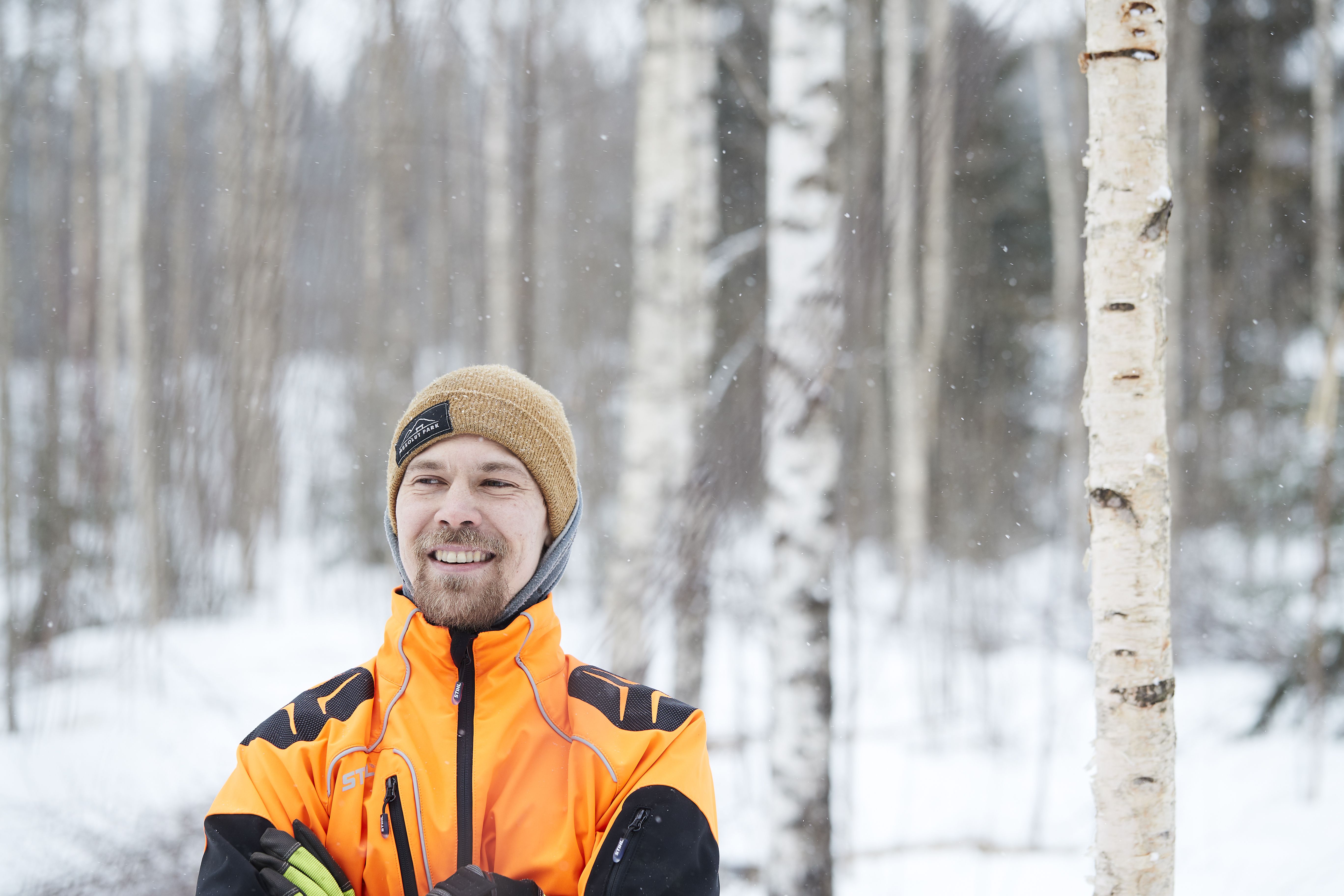 Roope asuu Kouvolan Valkealassa ja osittain mökillään Luumäellä. Hän omistaa nyt noin 70 hehtaaria metsää. ”On jännä, että omassa metsässä sitä tuntee melkein jokaisen puun.” 