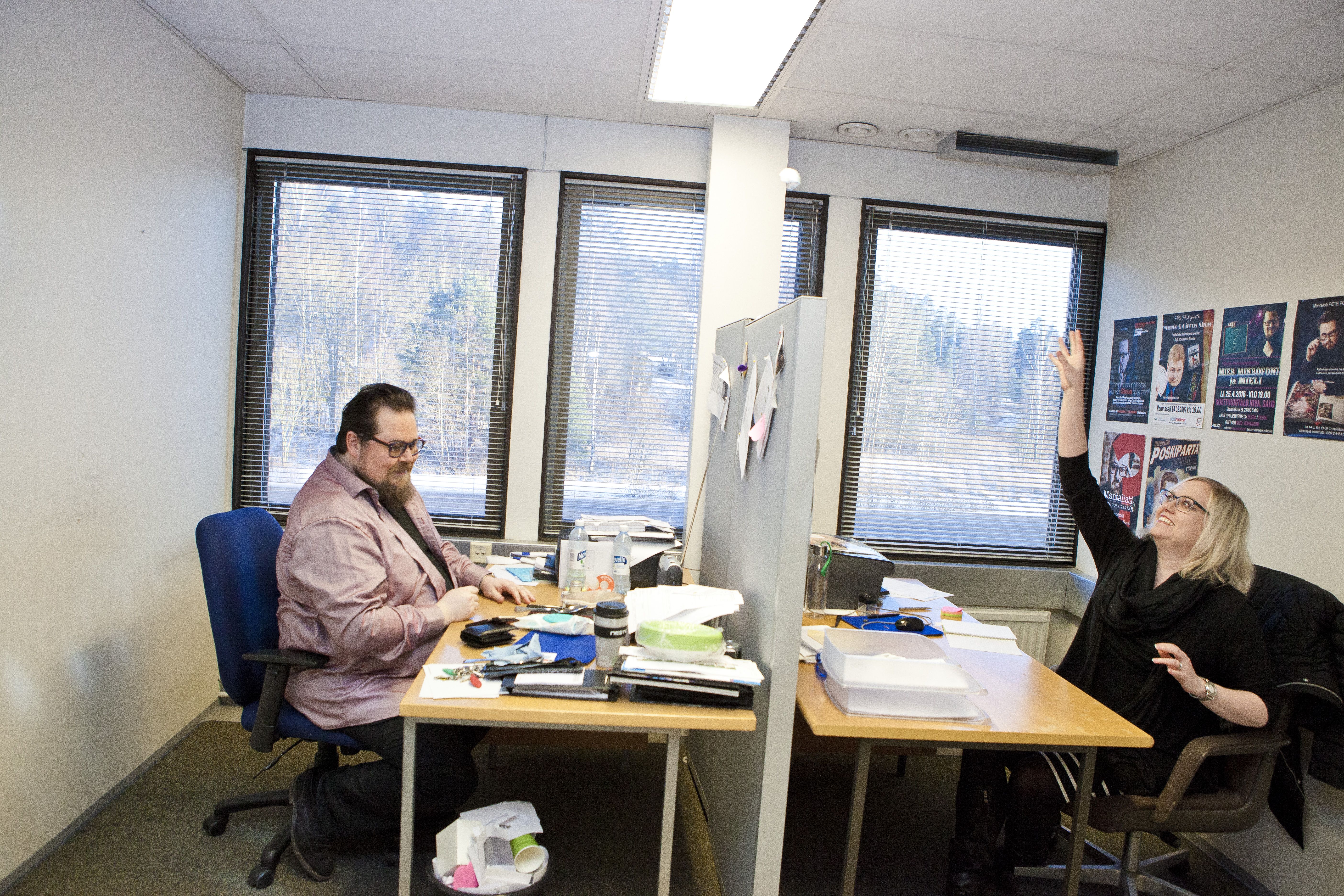 Marja Poskiparta voi käväistä miehensä, taikuri Pete Poskiparran työhuoneella kodin yläkerrassa, mutta ei hän sinne jää. Yrityksistään huolimatta Pete ei ole saanut Marjasta avustajaa.