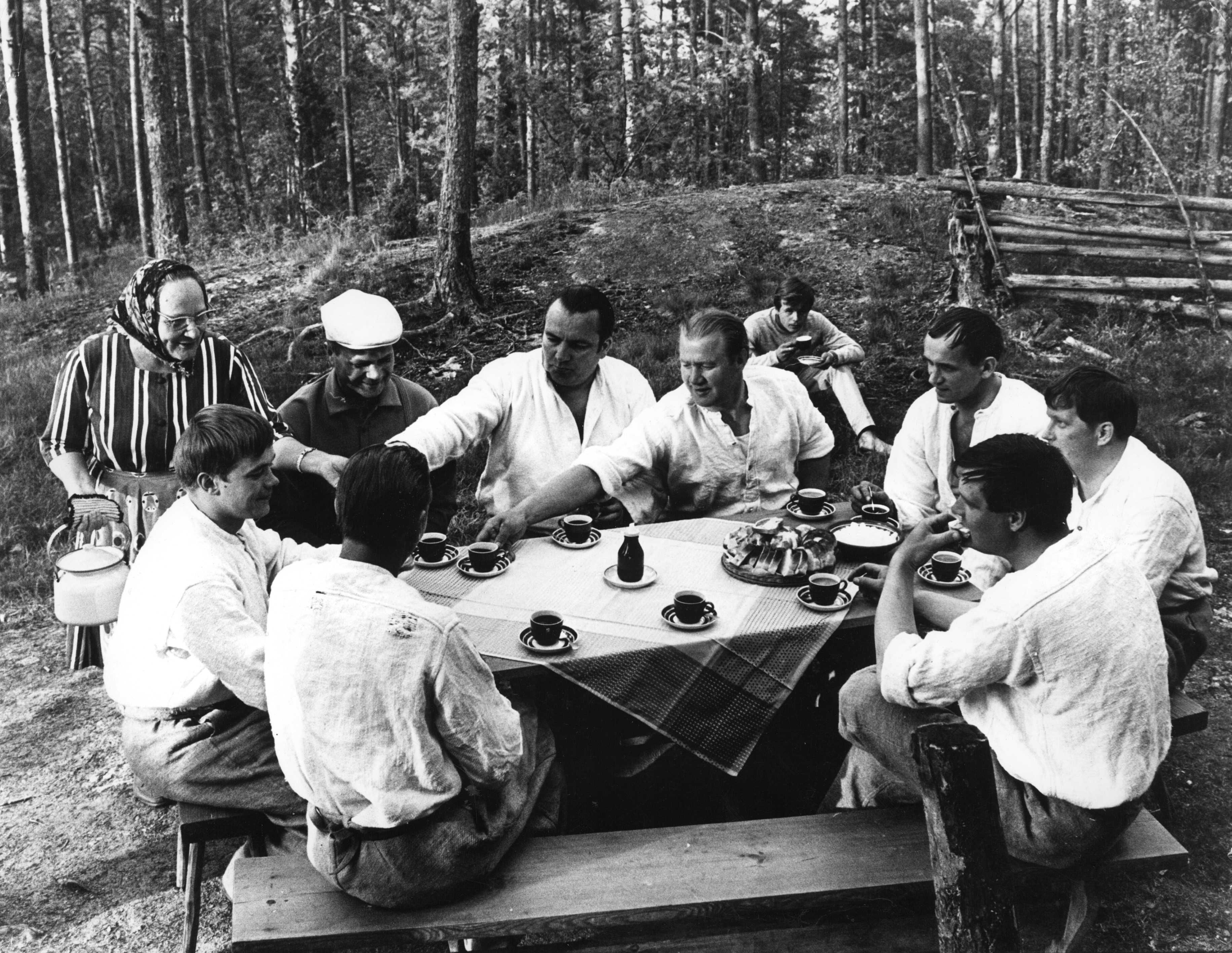 Seitsemän veljeksen kahvihetki Taborinvuoren teatterissa heinäkuussa 1968.