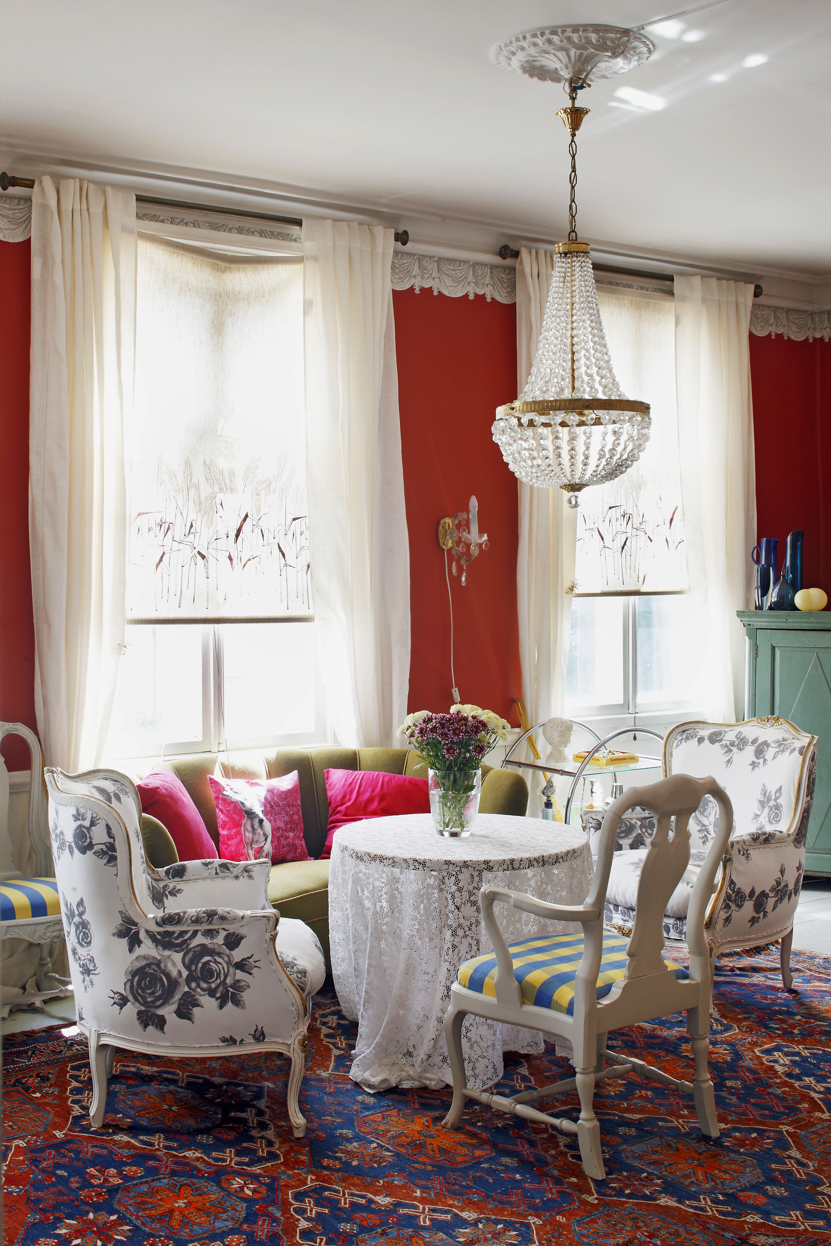 Empiretaloon sopivat verhot, pussikruunut ja kukallisella kankaalla verhoillut kalusteet. Tässä talossa ei arvaisi, että Tuunasten edellinen koti oli mustavalkoinen