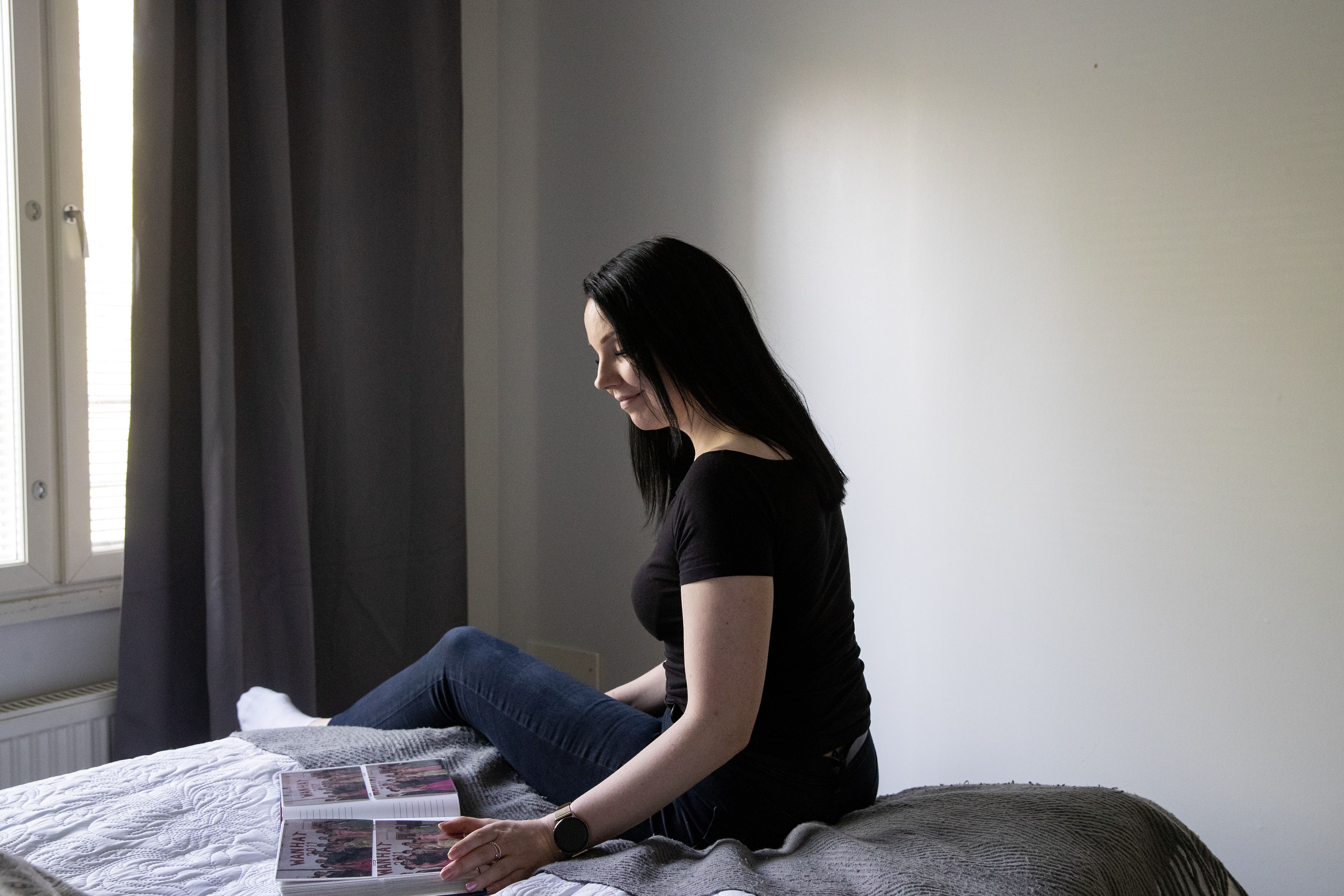 Tuija sai lapsena oman kameran, jolla hän otti kuvia kaikesta tärkeästä. Tämän albumin hän otti mukaan, kun muutti 11-vuotiaana pois kotoa.