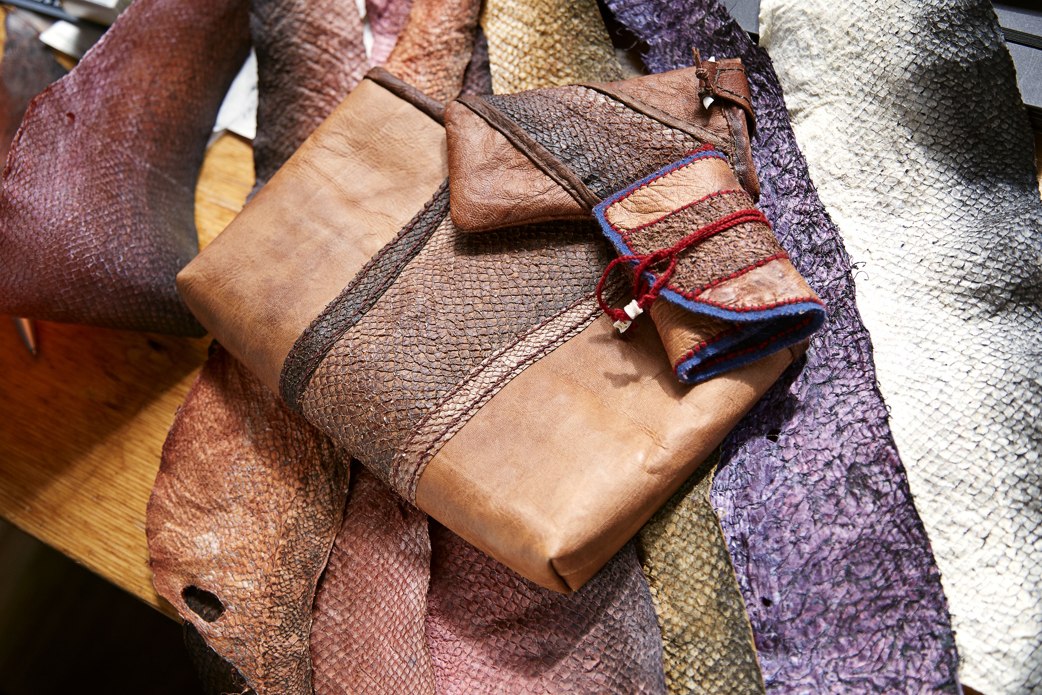 Annen intohimon seurauksena on syntynyt mitä erilaisimpia kalannahkatöitä. Häntä pyydettiin järjestämään töistään näyttely. Sen voi nähdä Galleria Allissa Keravalla 24.10.-5.11.2017.