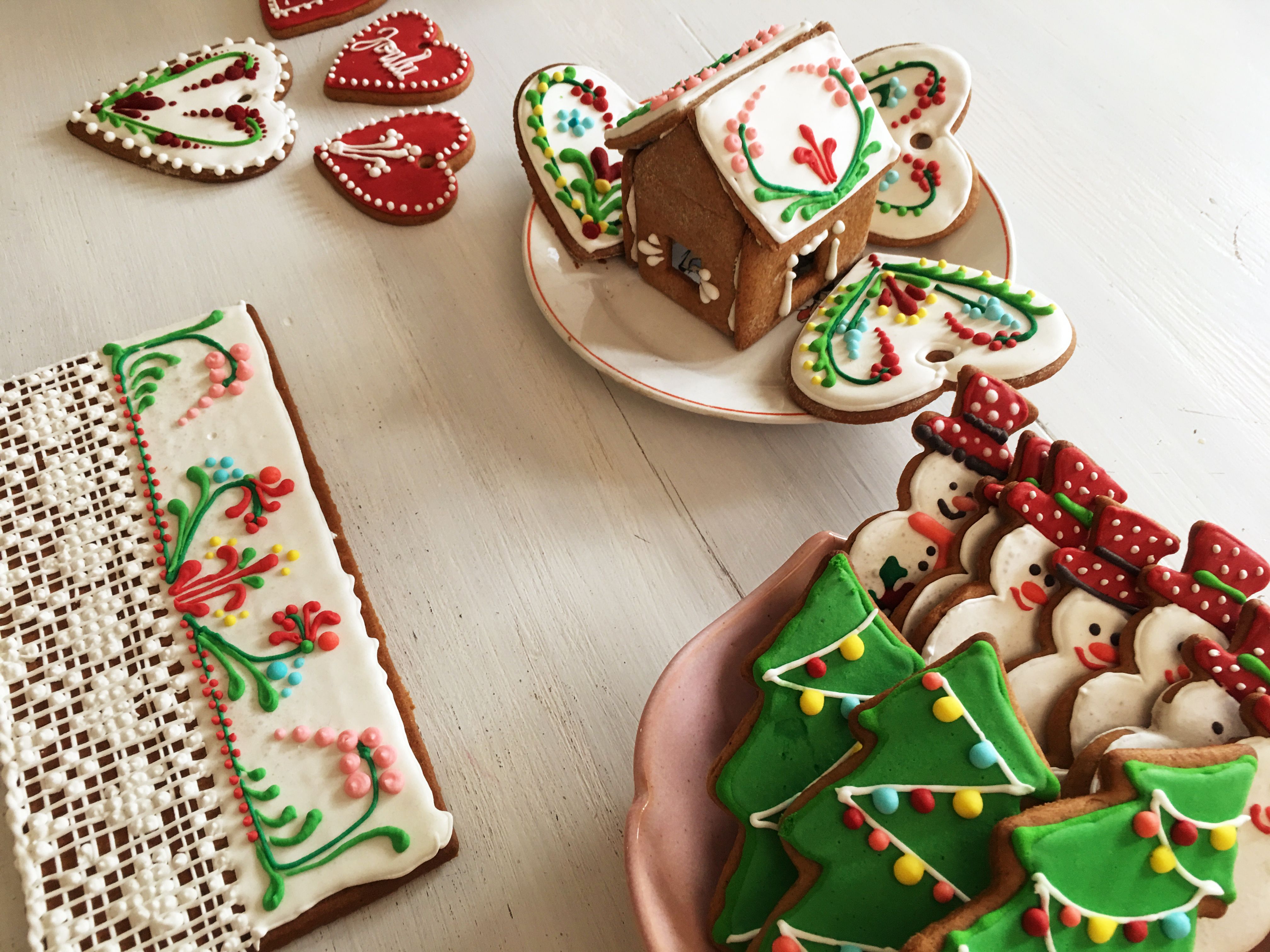 Pitsikoristeiden salaisuus on pikeerin koostumuksessa. Kiti tekee kahdenlaista pikeeriä: jämäkkää ja juoksevampaa.