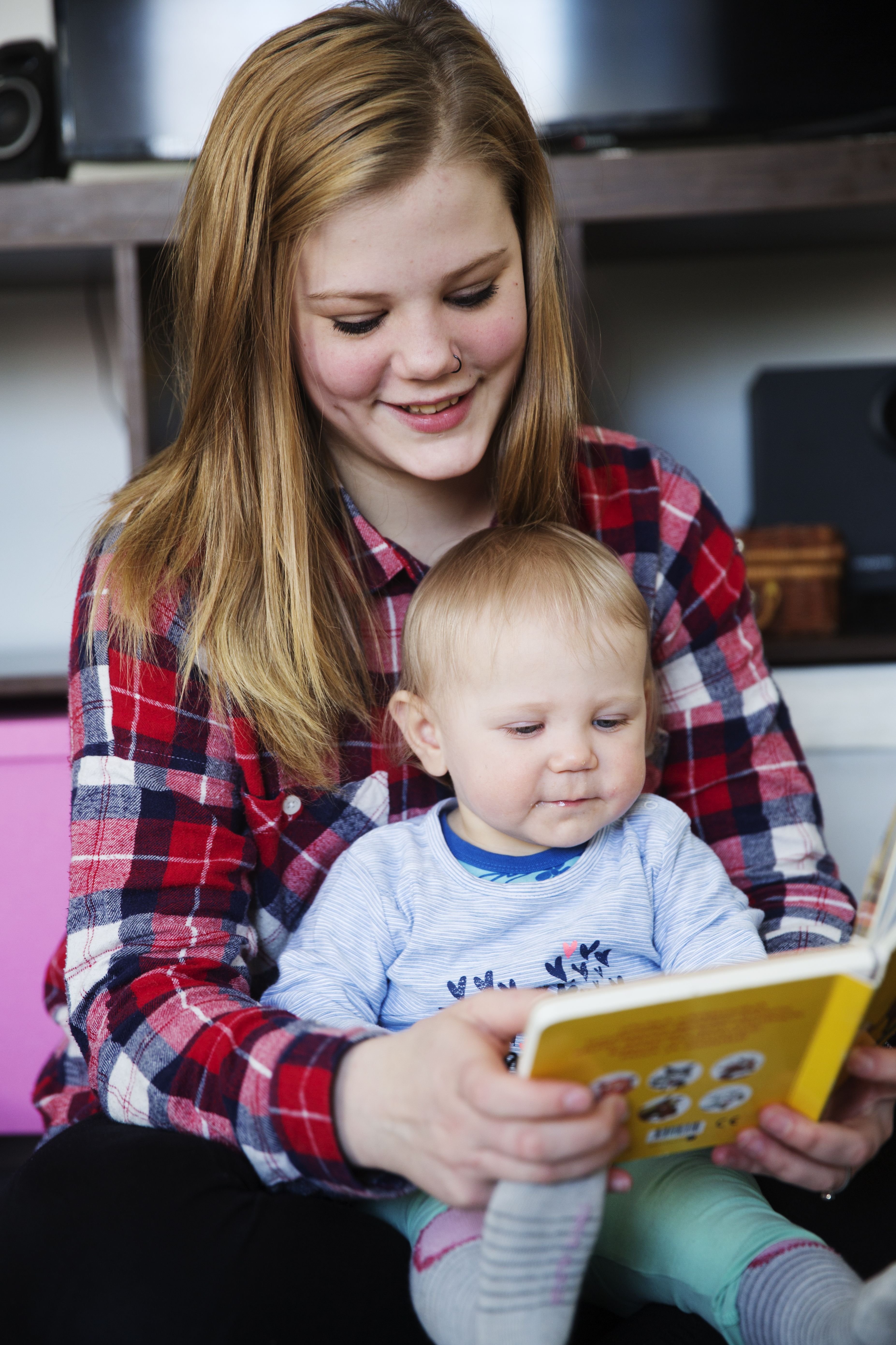 "Au-to. Kuorma-auto. Iskä opettelee ajamaan sellaista", Tuulia lukee Vanessalle.