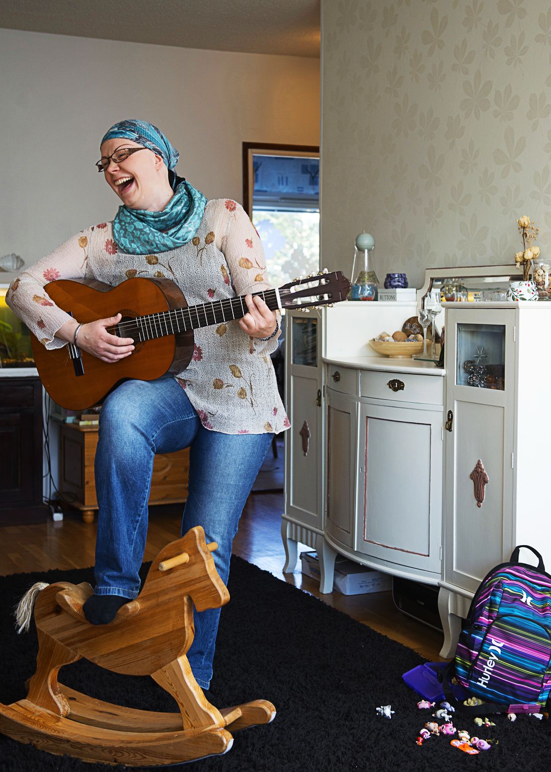 Kirsi laulaa kotimaisia hittejä, mieluiten hempeitä.