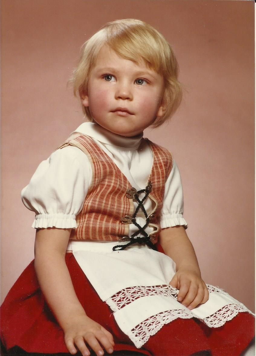 Olen kuvassa luultavasti nelivuotias ja muistan tilanteen hyvin. Kuva päätyi suurennoksena valokuvaamon ikkunaan ja kun kuvaamo joutui konkurssiin ollessani teini, äitini osti kuvan minulle joululahjaksi. Kuva on ollut siitä lähtien huoneeni seinällä.