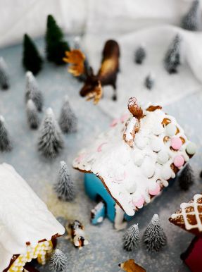 Lumisen ja kinoksisen katon saat, kun pursotat paljon pikeeriä.