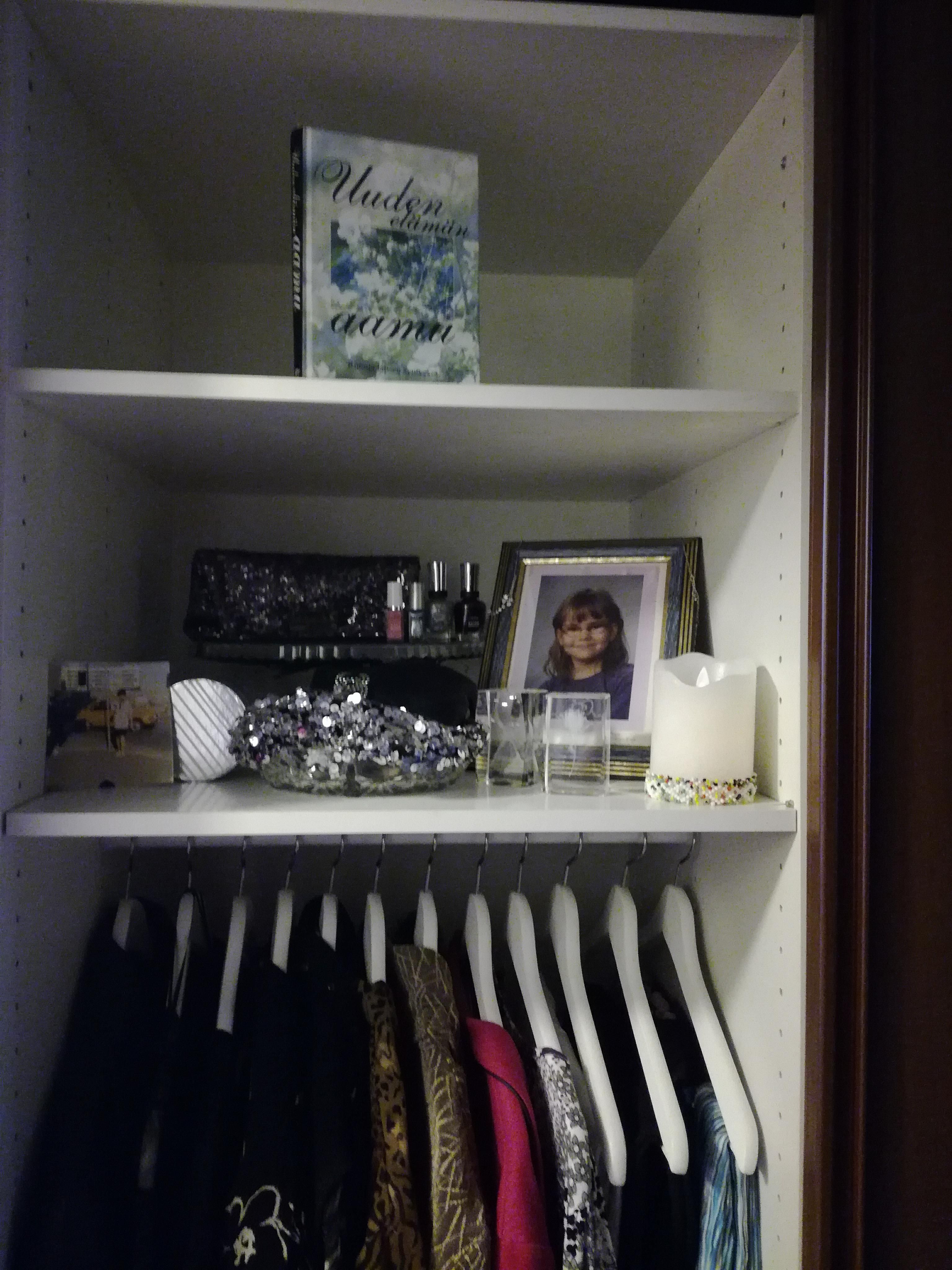 Vaatekaapista tuli Kirsin näköinen. Meikeille on oma, kaunis astia.