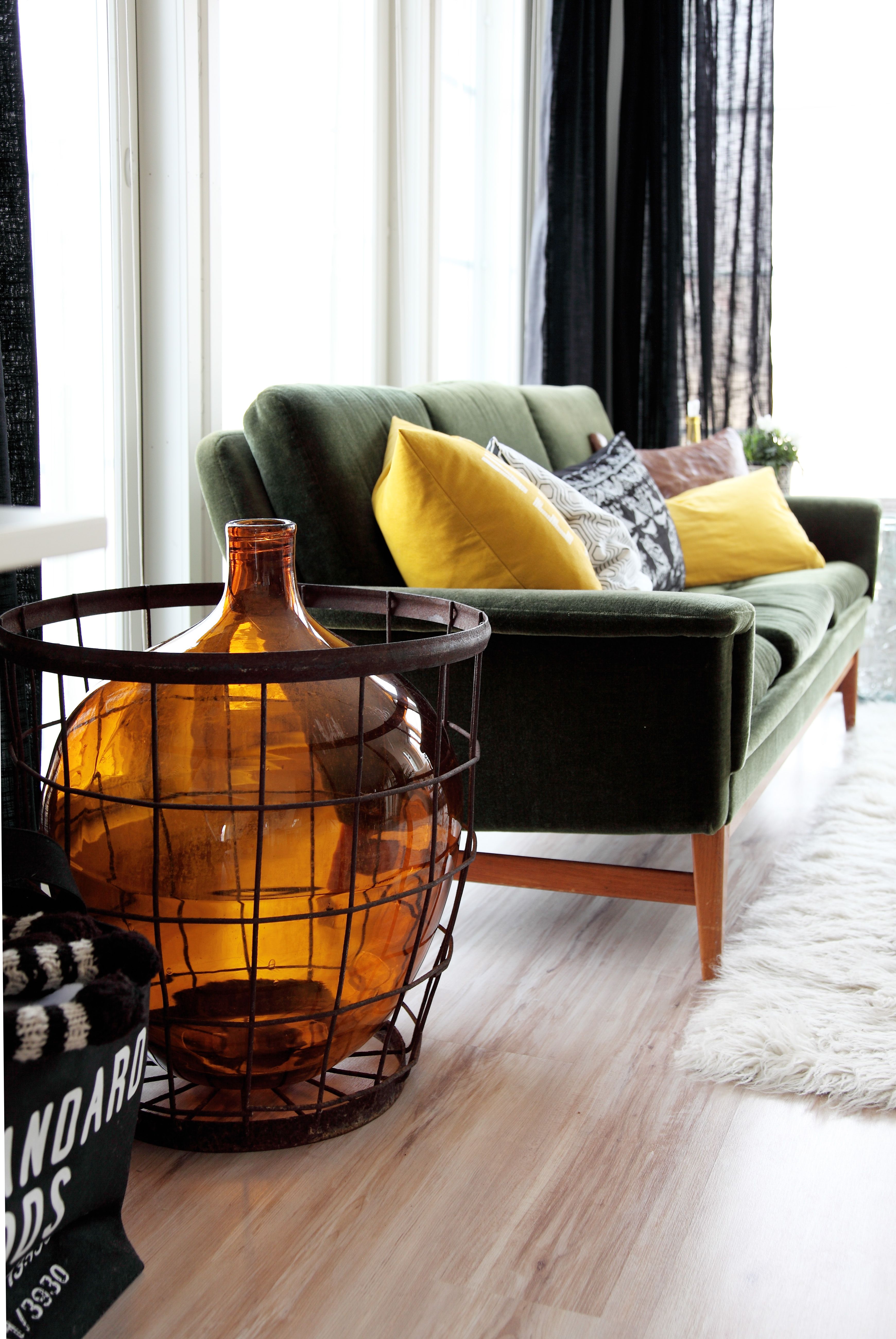 Olohuoneen kruunu on vihreä 1950-luvun sohva, jonka Anne osti ystävältään.