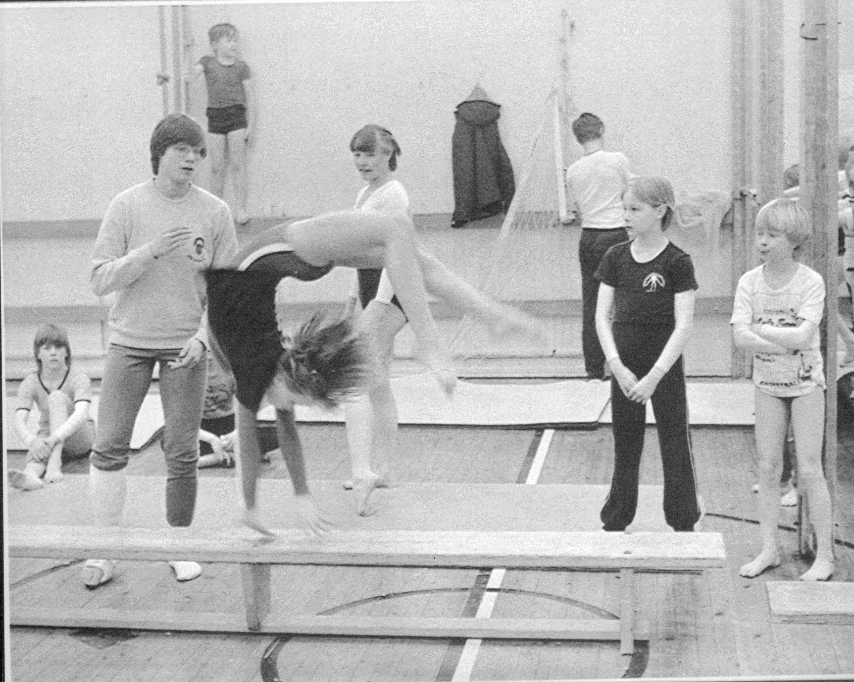 Vuonna 1982 kouluissa treenattiin Jumppakärpänen-voimistelukisaa varten. Muistan sarjan liikkeet yhä! Enkä taivu niihin vieläkään.