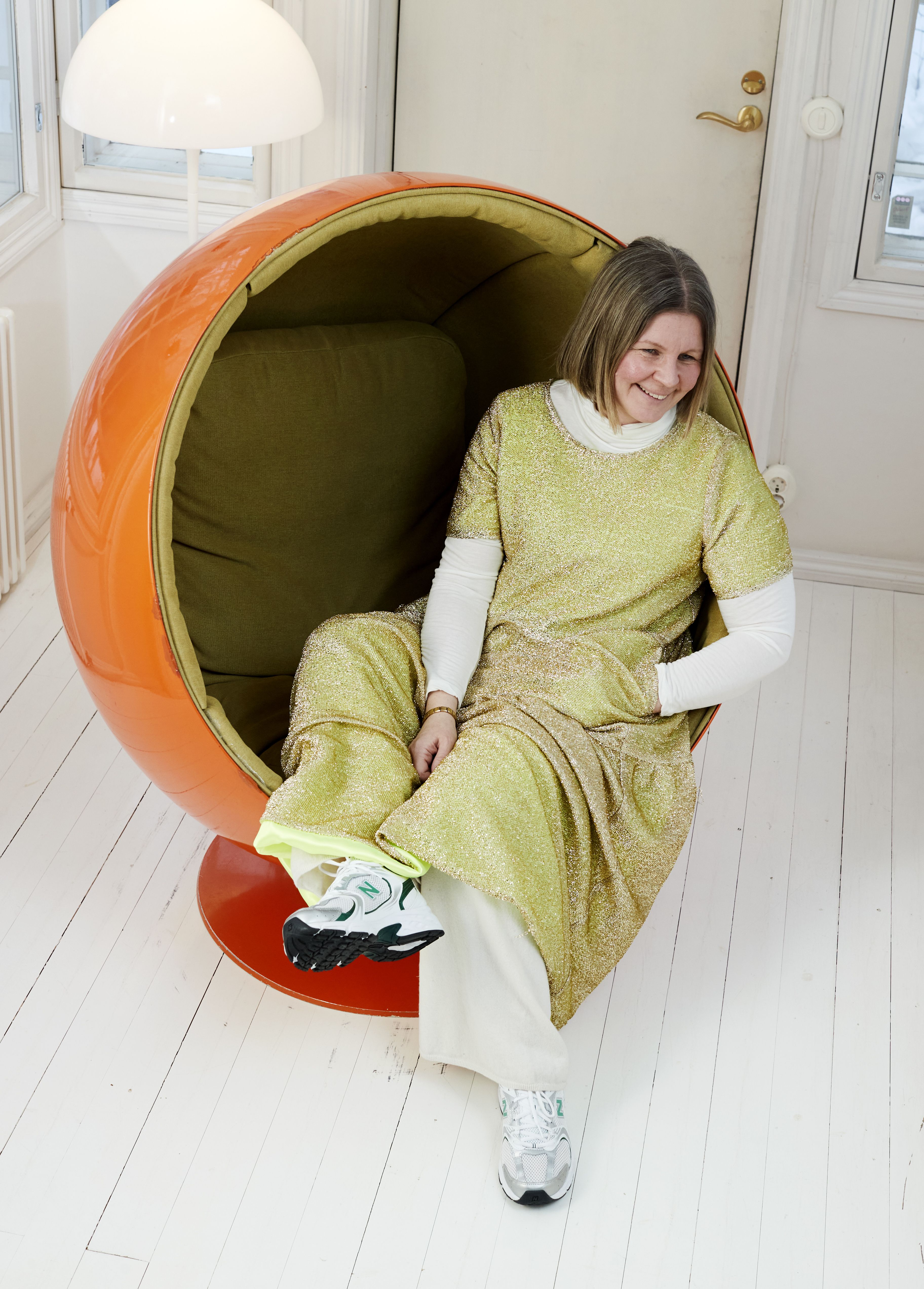 Vimman kimaltavan mekon plussa ovat taskut. Kun alle laittaa merinohousut ja -poolopaidan, ei mekossa tule kylmä talvellakaan.