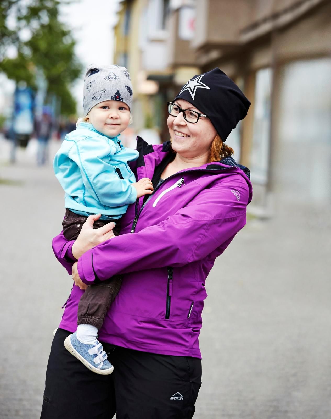 "Kun tulin eilen kotiin, yksivuotias poikani Eetu juoksi ovelle vastaan ja huusi: Äiti! Tuntui ihanalta." Niina Kakkola, 39, sairaanhoitaja, Lappeenranta.