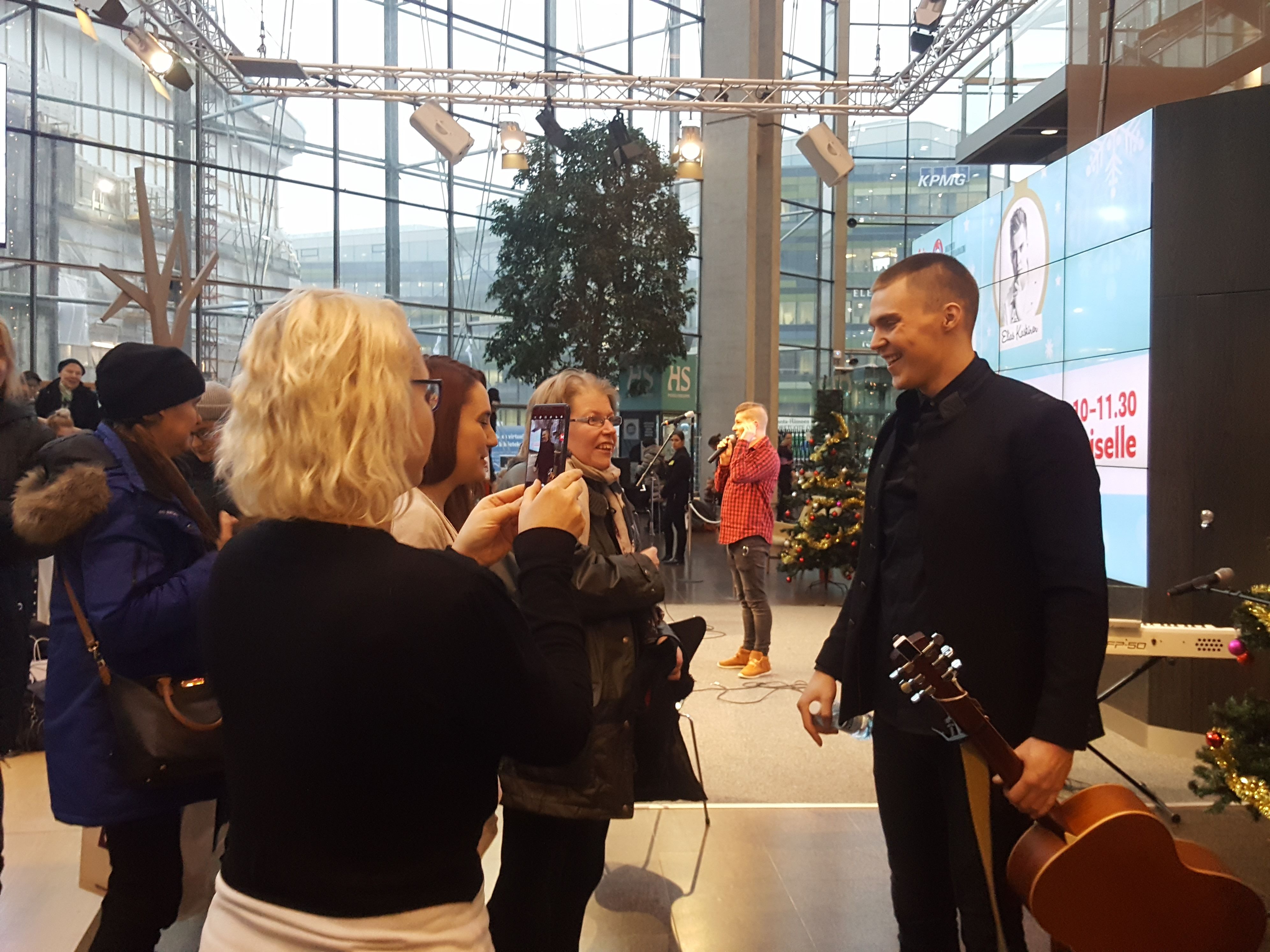 Tilaisuuden päätyttyä fanit piirittivät Eliasta. Yhteisselfiet ja nimikirjoitukset olivat kuumaa kamaa.