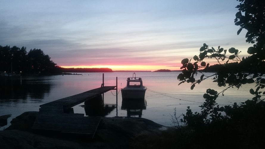 ”Auringonlasku mökillä.” – Anne