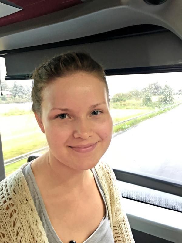 "Aamupäivällä pidin sylissäni kolmiviikkoista siskonpoikaa ja nuuhkin hänen päälakeaan, vaaleita, hentoisia hiuksia. Hän tuntui lämpimältä ja tuoksui vauvalle, puhtaalle. Hän on isosiskoni ensimmäinen lapsi, ja minusta tulee hänen kummitätinsä." Mira Laine, 25, Jyväskylä