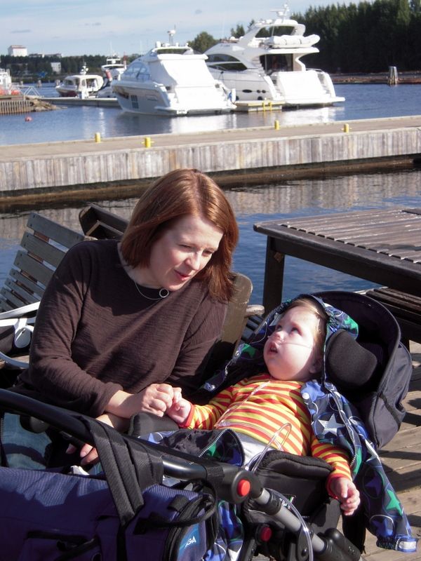 ”Olavin viimeiseksi jäänyt kesä oli hyvä. Tässä olemme 7.9.2013 Joensuun Hasanniemessä, Jokiasemalla. Olavi oli vaikeasti vammainen, mutta se ei ole ensimmäinen asia, jonka haluaisin pojastani kertoa. Hän oli oma ainutlaatuinen persoonallisuutensa. Hänellä oli valtava elämännälkä.”