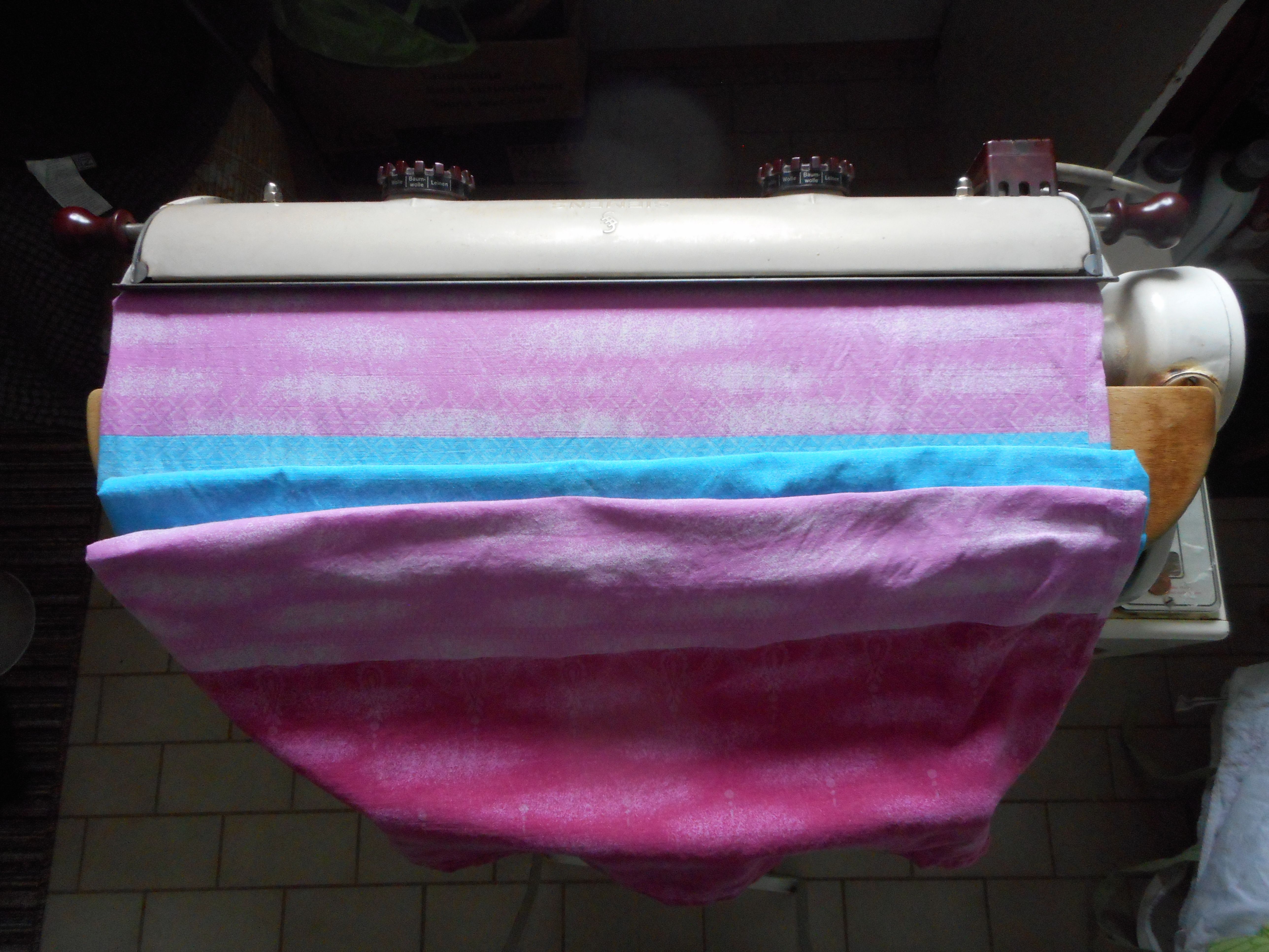 "Siemensin lämpömankeli toiminut ansiokkaasti kotimme ja yrityksemme liinavaatehuollossa jo 55 vuotta. Mankelointi on ihana työ ja harrastus!" – Mie manklaan