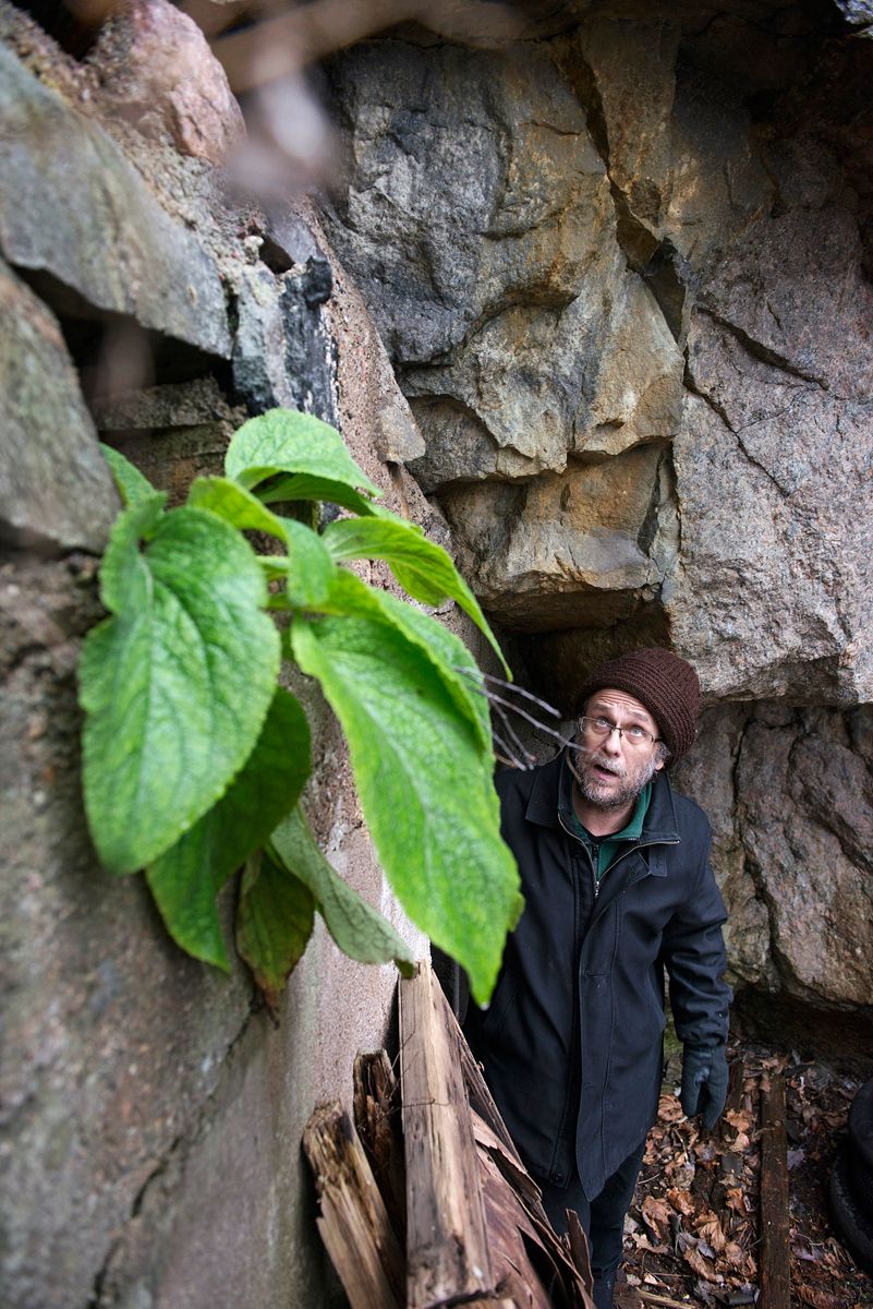Risto Isomäki on innoissaan kotinsa alla olevasta kallioluolasta, jonka venäläiset louhivat ensimmäisen maailmansodan aikana. Sinne voisi vaikka varastoida aurinkolämpöä tai sijoittaa ilmalämpöpumppujen ulkoyksikön. Tai rakentaa saunan.