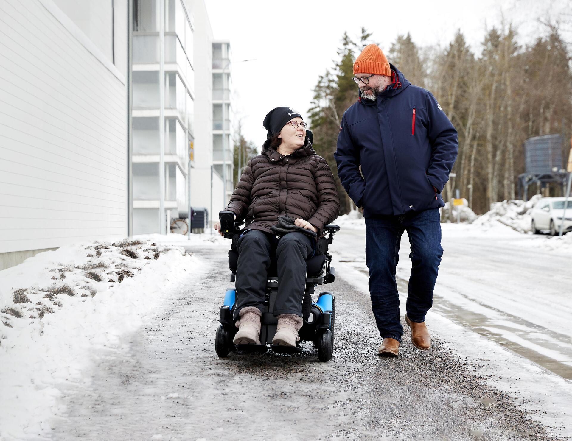 Mari Väisänen sairastui ALSiin noin kaksi vuotta sitten. Aviomies Jyrki Väisänen on Marin tärkein apu arjessa.