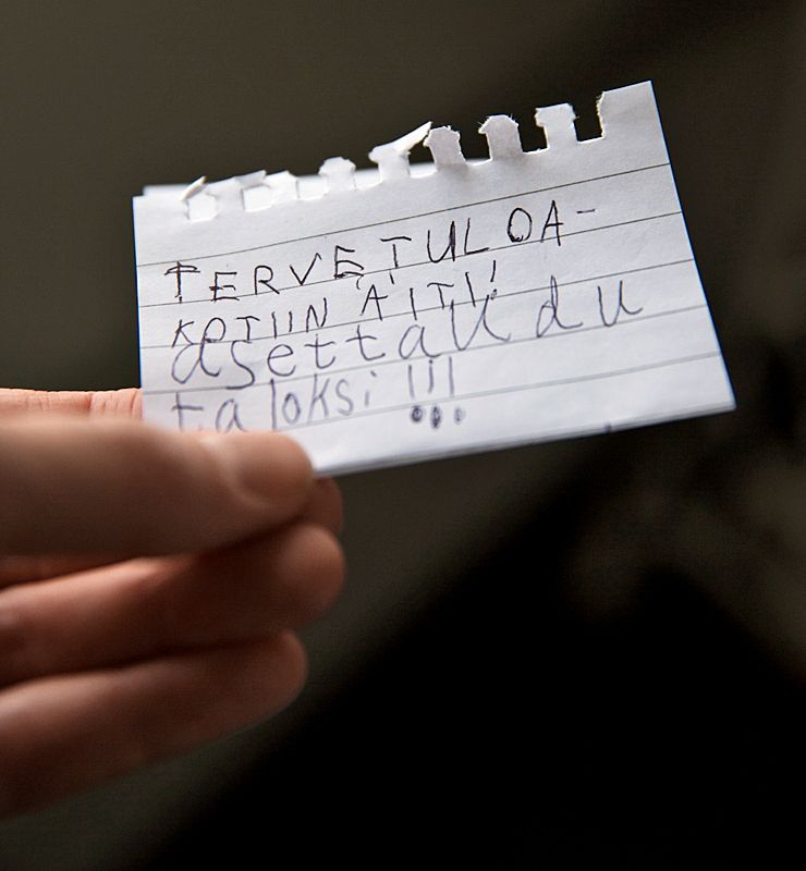 Tytöistä oli hauskaa olla hetki yksin kotona, mutta äiti oli silti tervetullut.