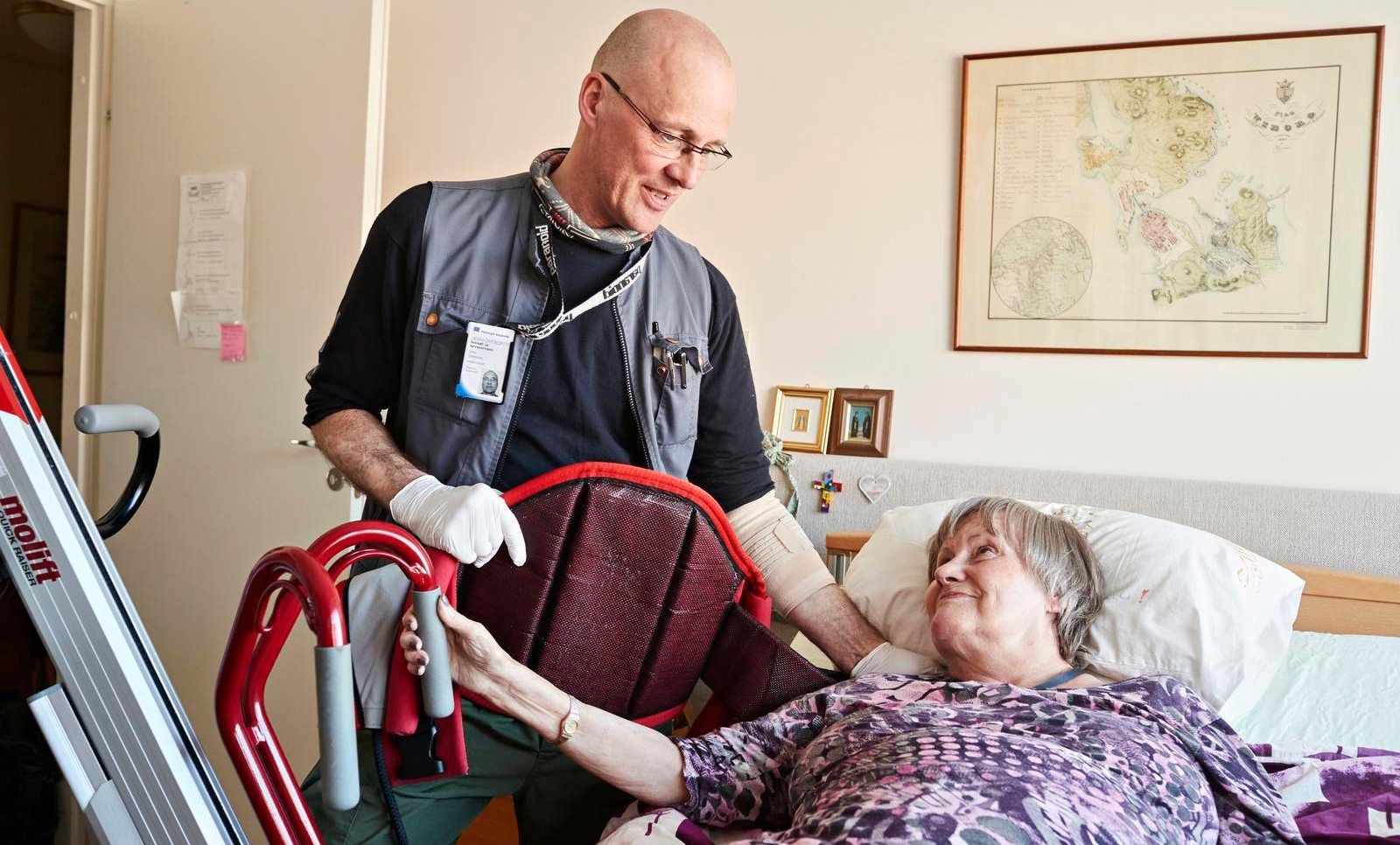 Juha tarkistaa, että Mirja Winter-Heikkilällä on kotonaan kaikki hyvin.