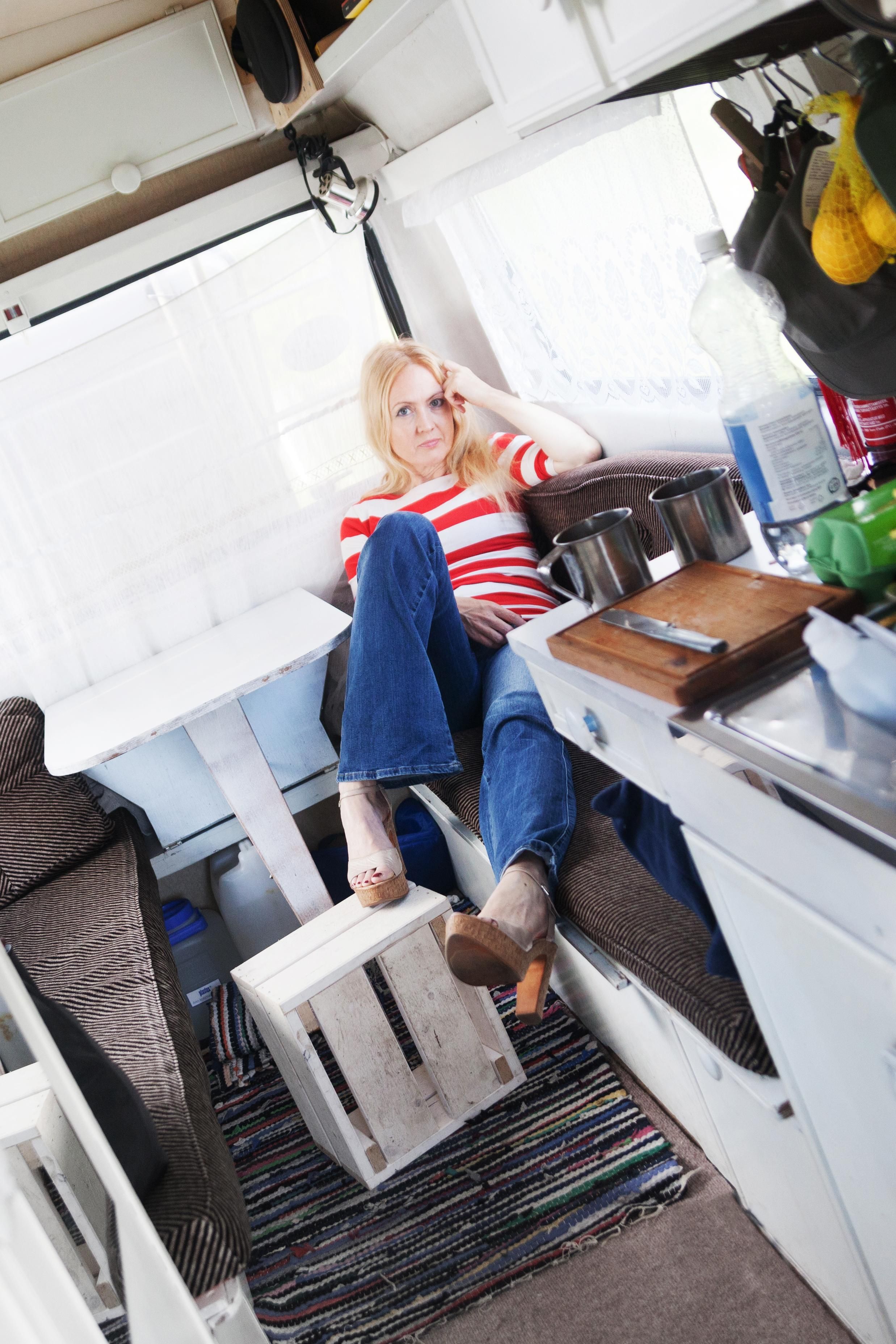 Viime kesänä Eveliina kiersi ympäri Suomen etsimässä hylättyjä autiotaloja. Yksi niistä oli isoäidin. Vuoden 1978 asuntoautoon mahtui matkan aikana kaikki tarpeellinen.