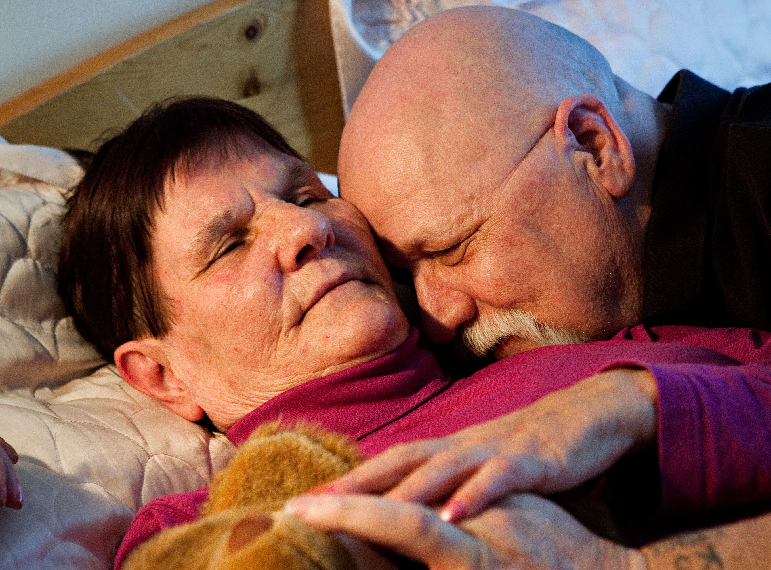 Meile ja Sergei väittävät, etteivät harrasta romanttista lepertelyä. "Mutta me olemme aina yhdessä. Se merkitsee enemmän kuin lupaukset."