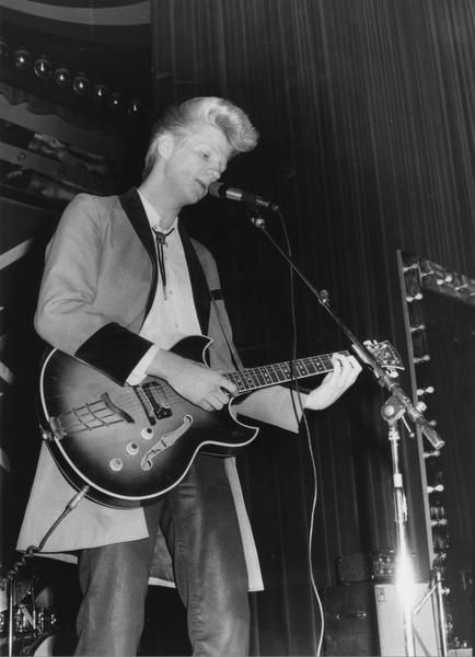 Alpo "Aikka" Hakala tuli tunnetuksi 1970-luvun lopun rockabilly-buumissa, kun hän luotsasi tyylisuunnan suosituinta suomalaisyhtyettä Teddy &amp; the Tigersia. Keväällä 2013 Alpo sai vakavan aivoinfarktin.